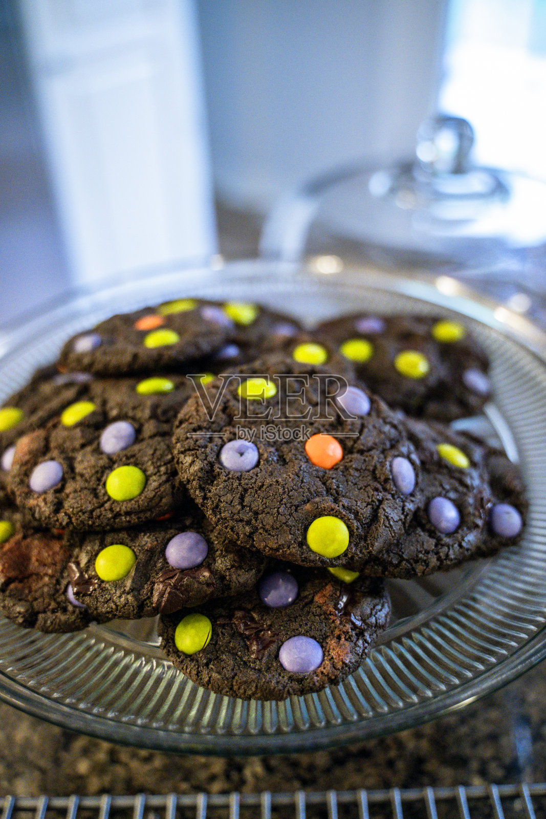 甜点摊上五颜六色的黑巧克力饼干特写照片摄影图片