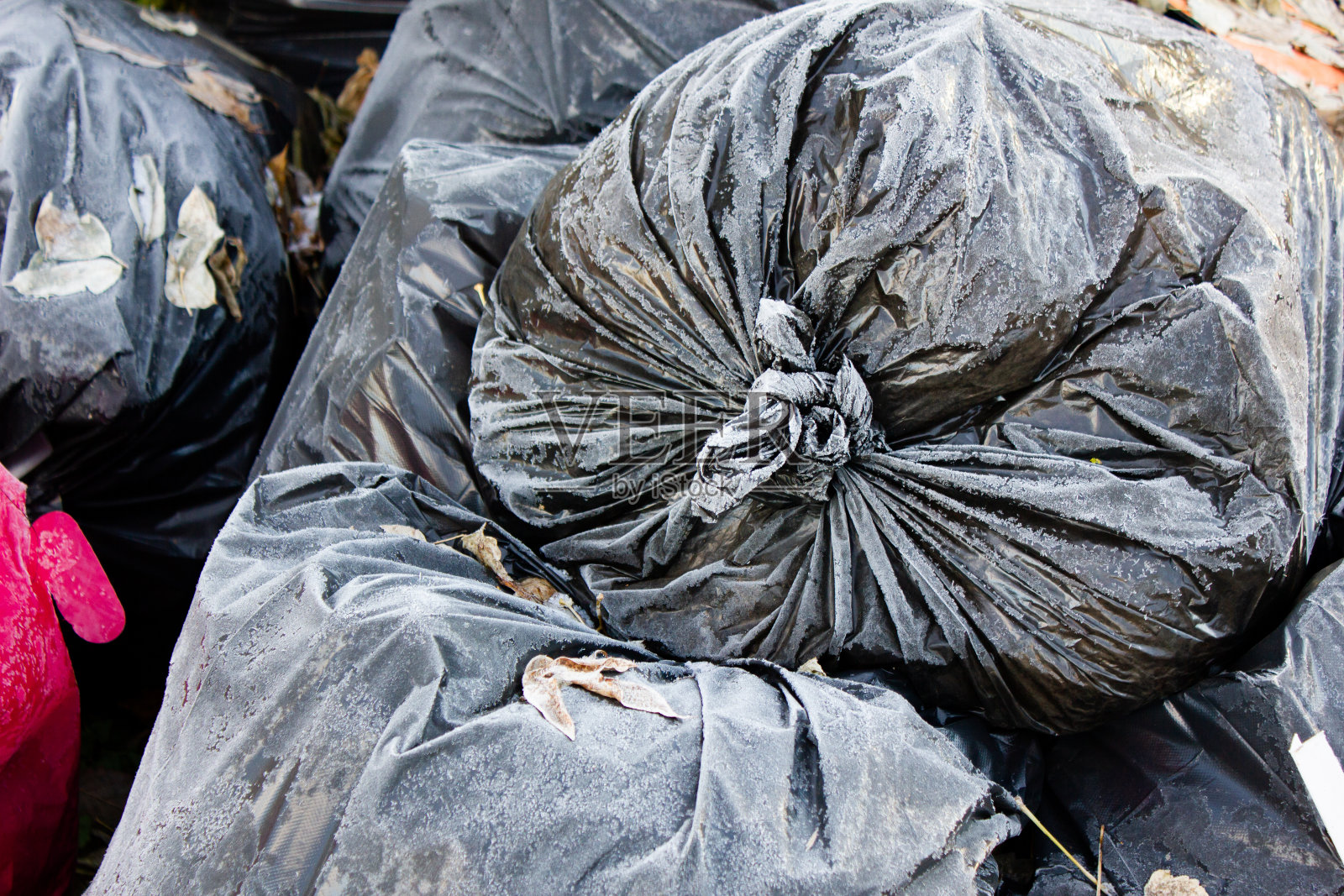 装有垃圾的黑色塑料袋。倾倒的袋子，袋子与垃圾，废物。照片摄影图片