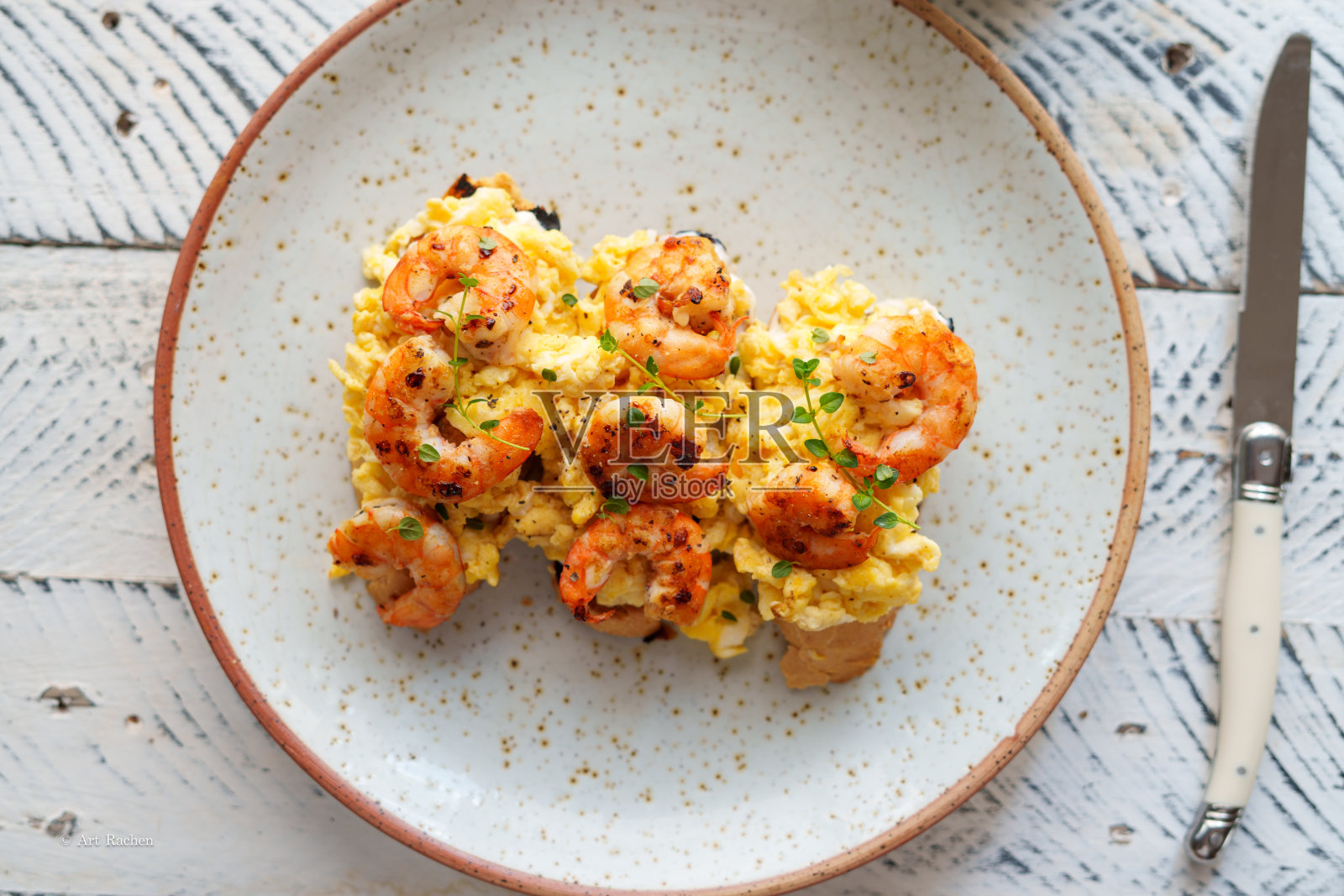 炒蛋面包和烤虾照片摄影图片