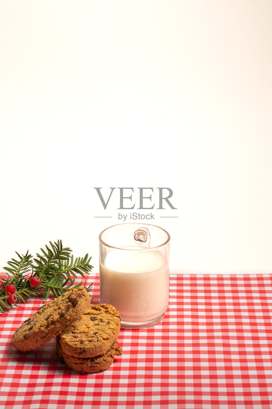 一杯牛奶和饼干，背景是格子的照片摄影图片