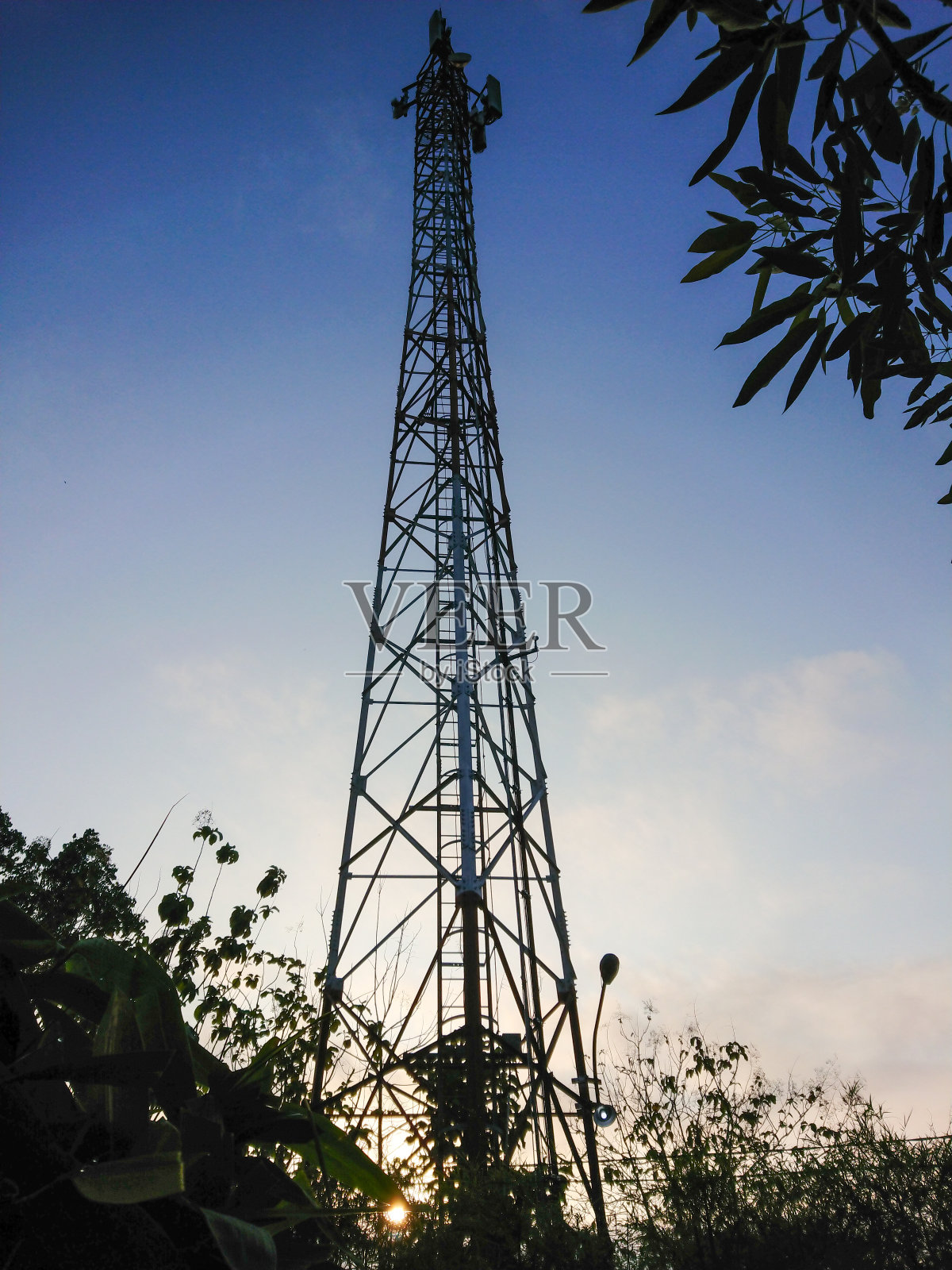 图为一座电信塔照片摄影图片