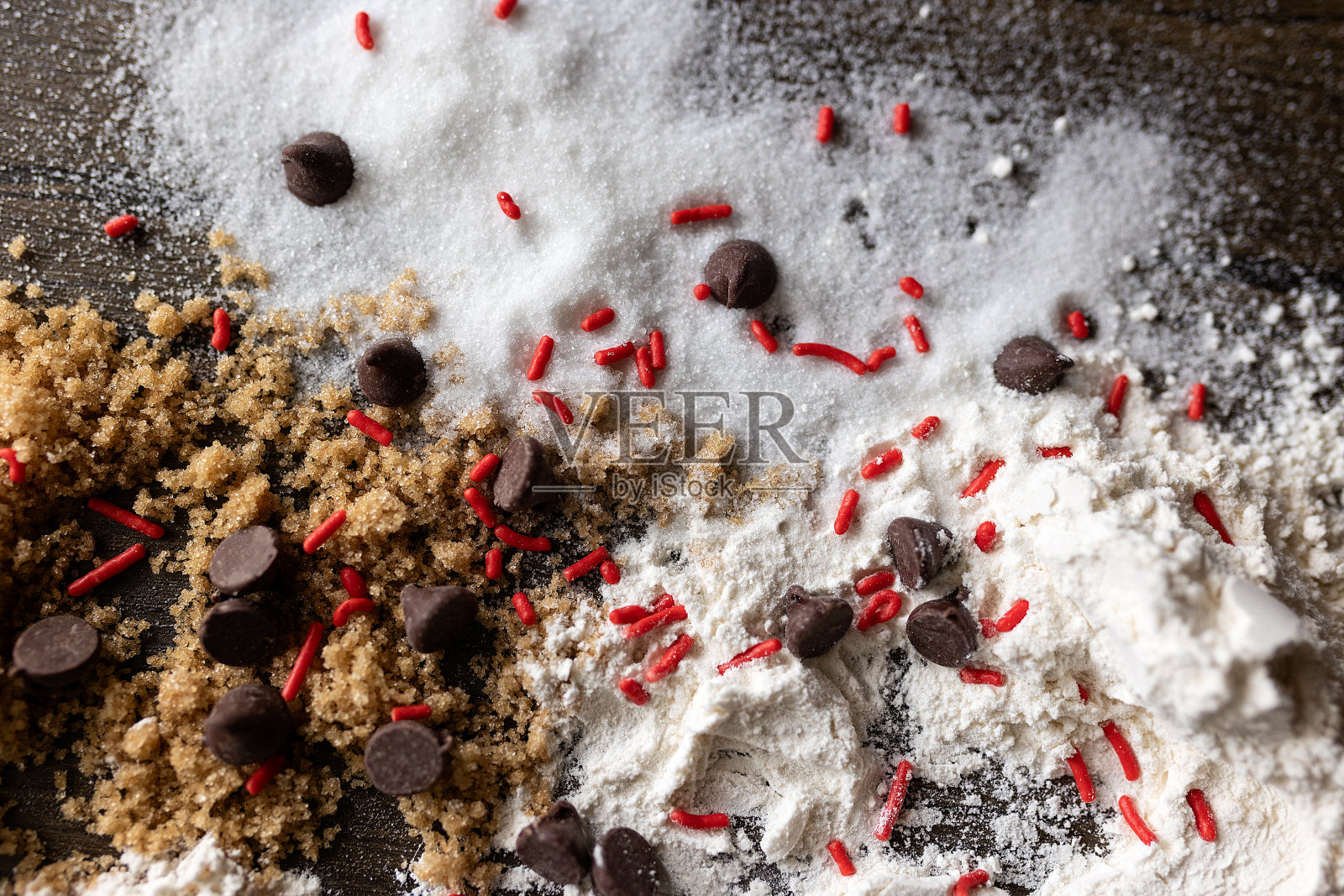 红糖、面粉、巧克力片和糖屑的特写照片摄影图片