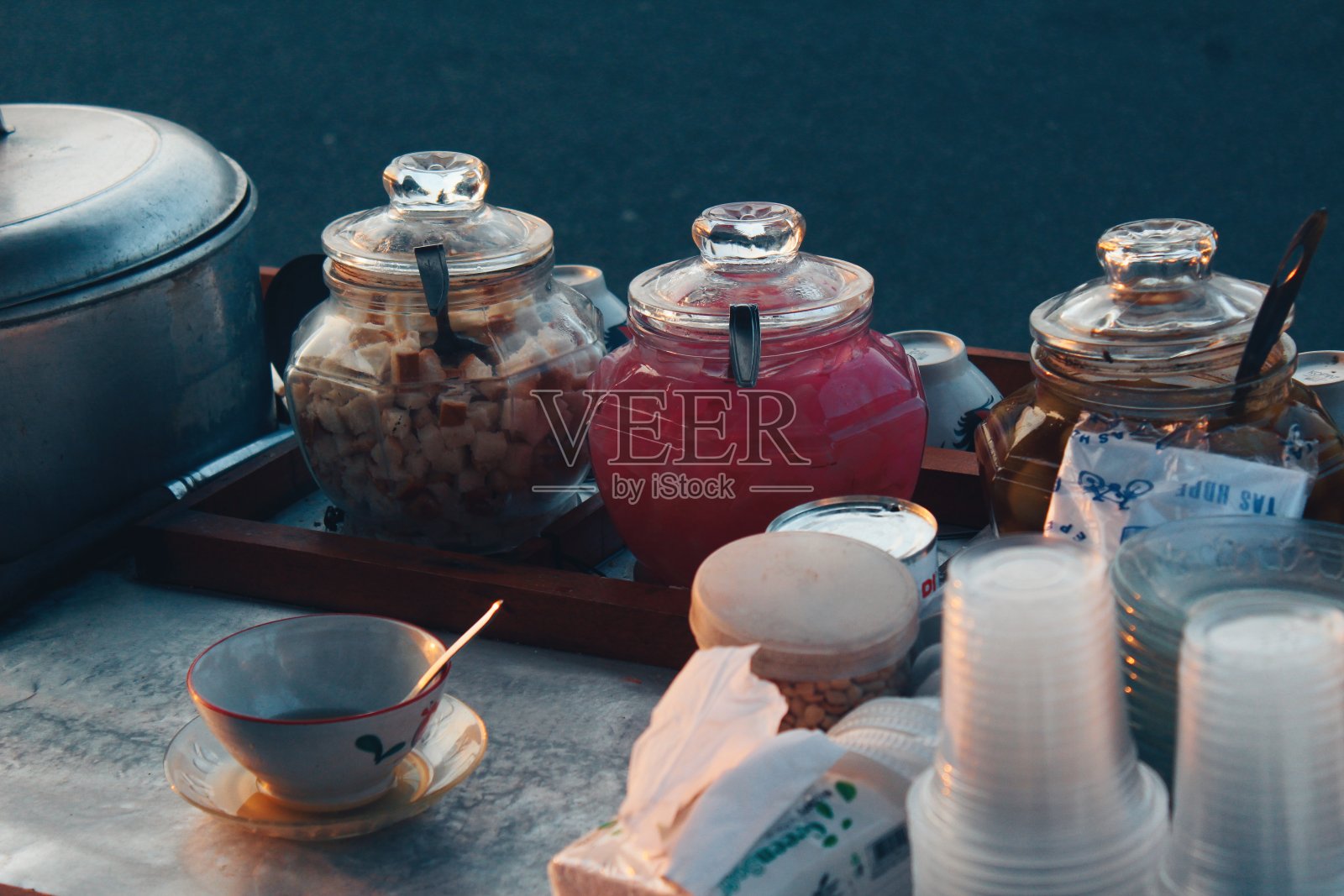 Wedang ronde是一种传统的爪哇饮料，由麻糬、棕榈糖、姜和花生制成。马里奥博罗街黄昏时的街头摄影。照片摄影图片