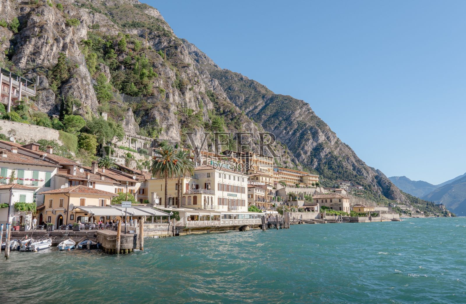 建筑物前水面上的一些船的景色:意大利，利蒙照片摄影图片