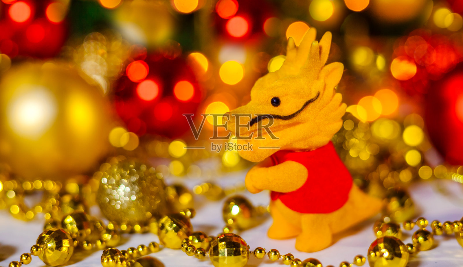 圣诞背景下的中国玩具龙。节日的概念是圣诞节，新年。2024年。文本空间。特写镜头。圣诞贺卡照片摄影图片