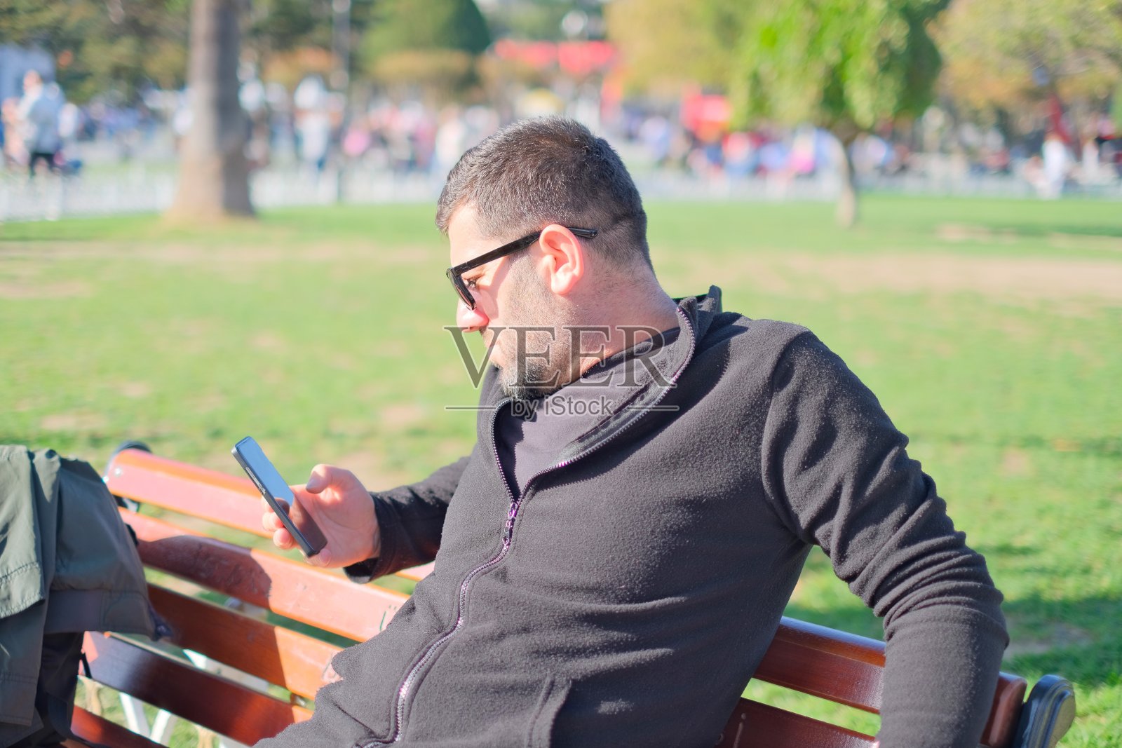 男子在户外使用智能手机照片摄影图片