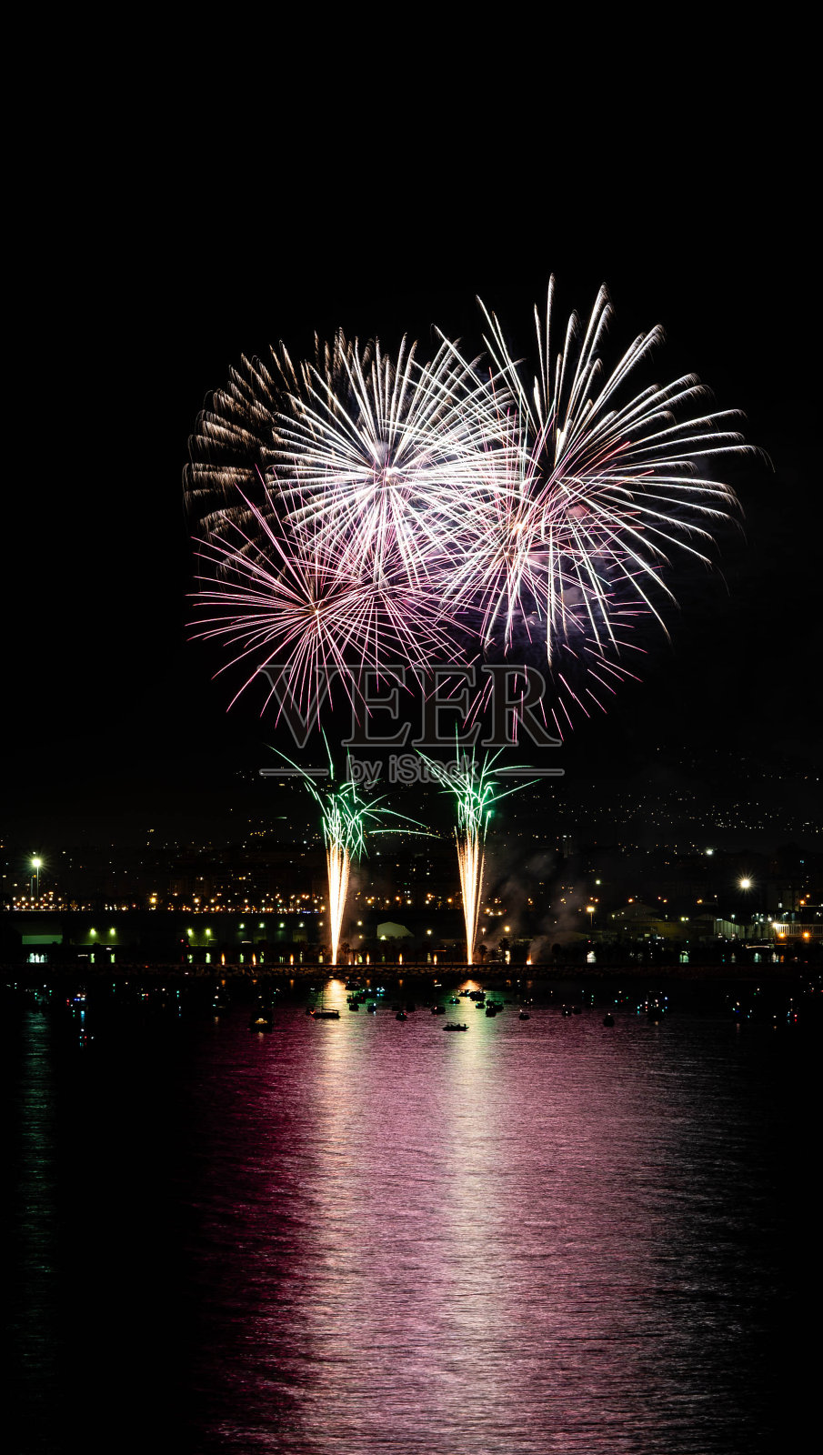 马拉加湾的烟火。照片摄影图片