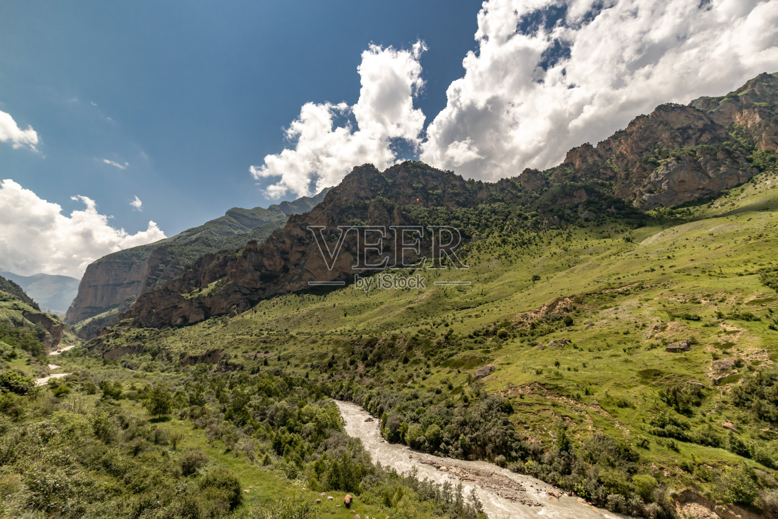 在一个阳光明媚的夏日，切格姆峡谷。高加索地区。巴尔卡里亚。照片摄影图片