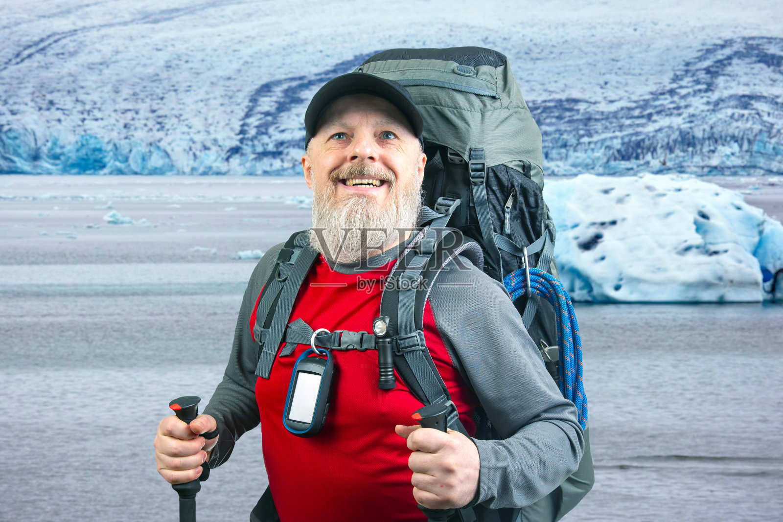 快乐的大胡子旅行者带着徒步旅行的装备，以山景为背景。旅行、远足和冒险照片摄影图片