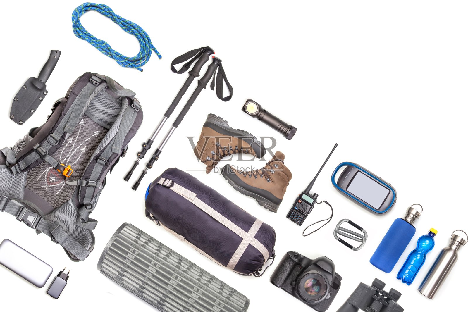 一套旅游徒步项目在白色背景。旅行配件俯视图。旅行和徒步旅行的装备。生存的物品。照片摄影图片