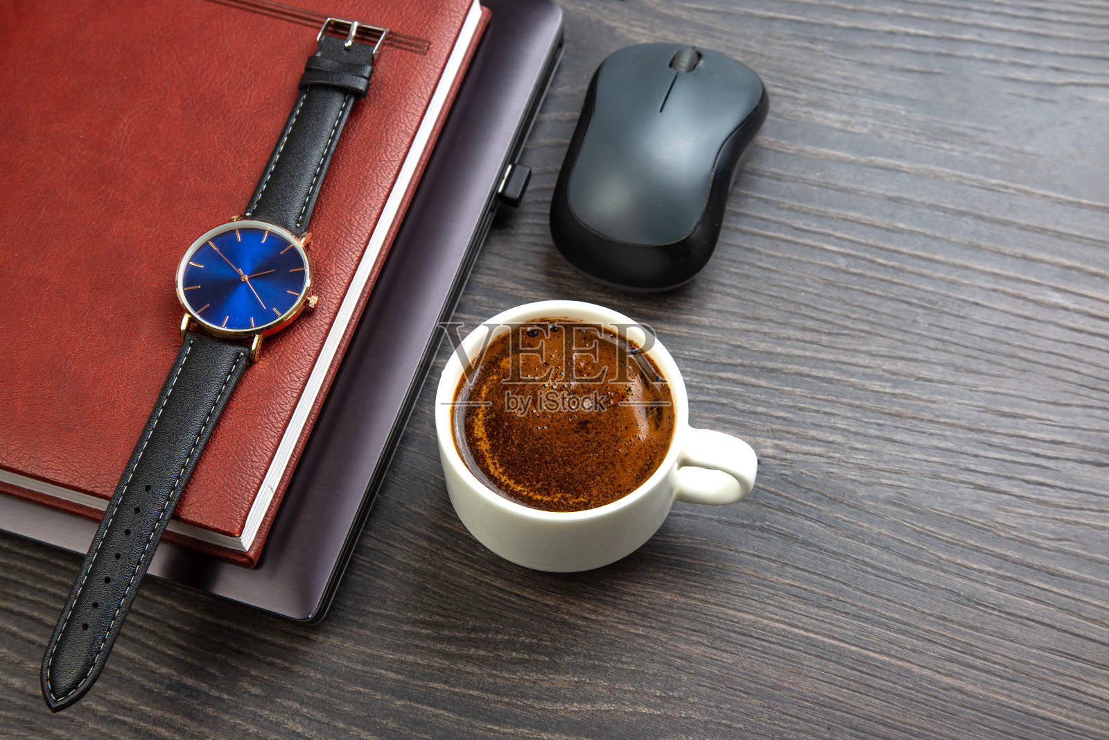 白色的黑咖啡杯放在办公桌上的笔记本电脑和商务用品旁边。商务和早餐时间照片摄影图片