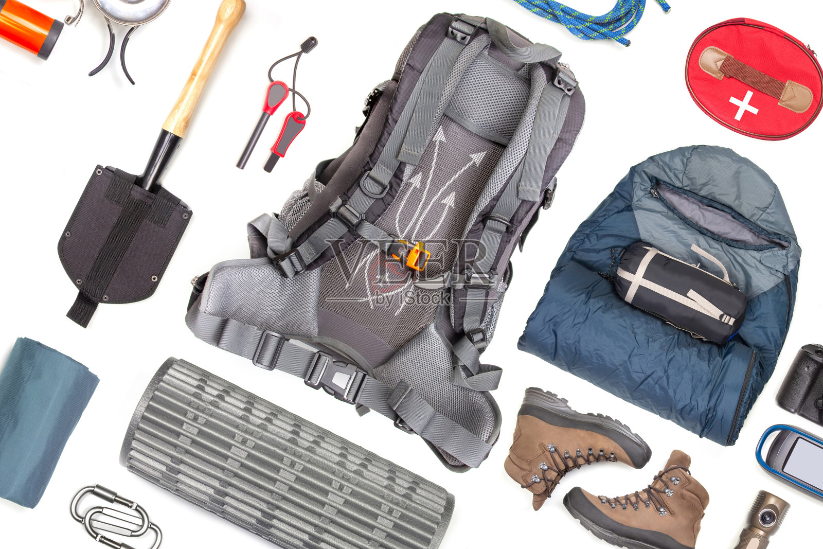 一套旅游徒步项目在白色背景。旅行配件俯视图。旅行和徒步旅行的装备。生存的物品。照片摄影图片