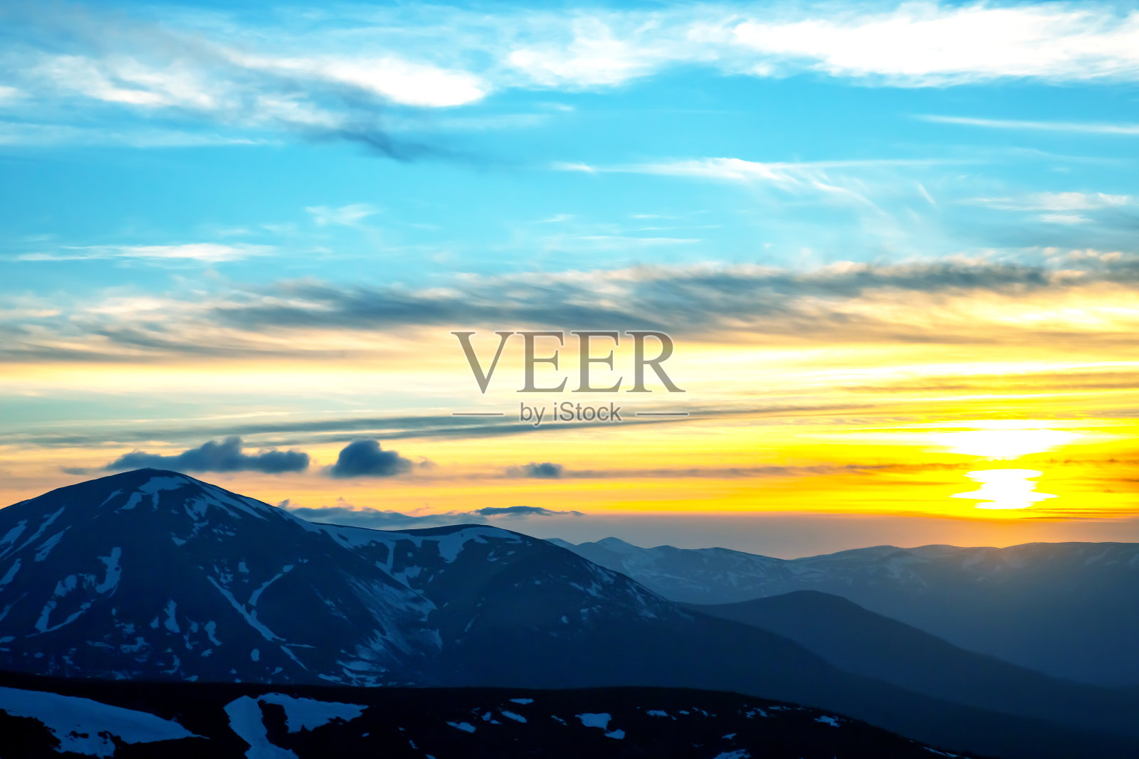 傍晚天空中五颜六色的云。日落前天空中五彩缤纷的云彩。黎明在云中照片摄影图片