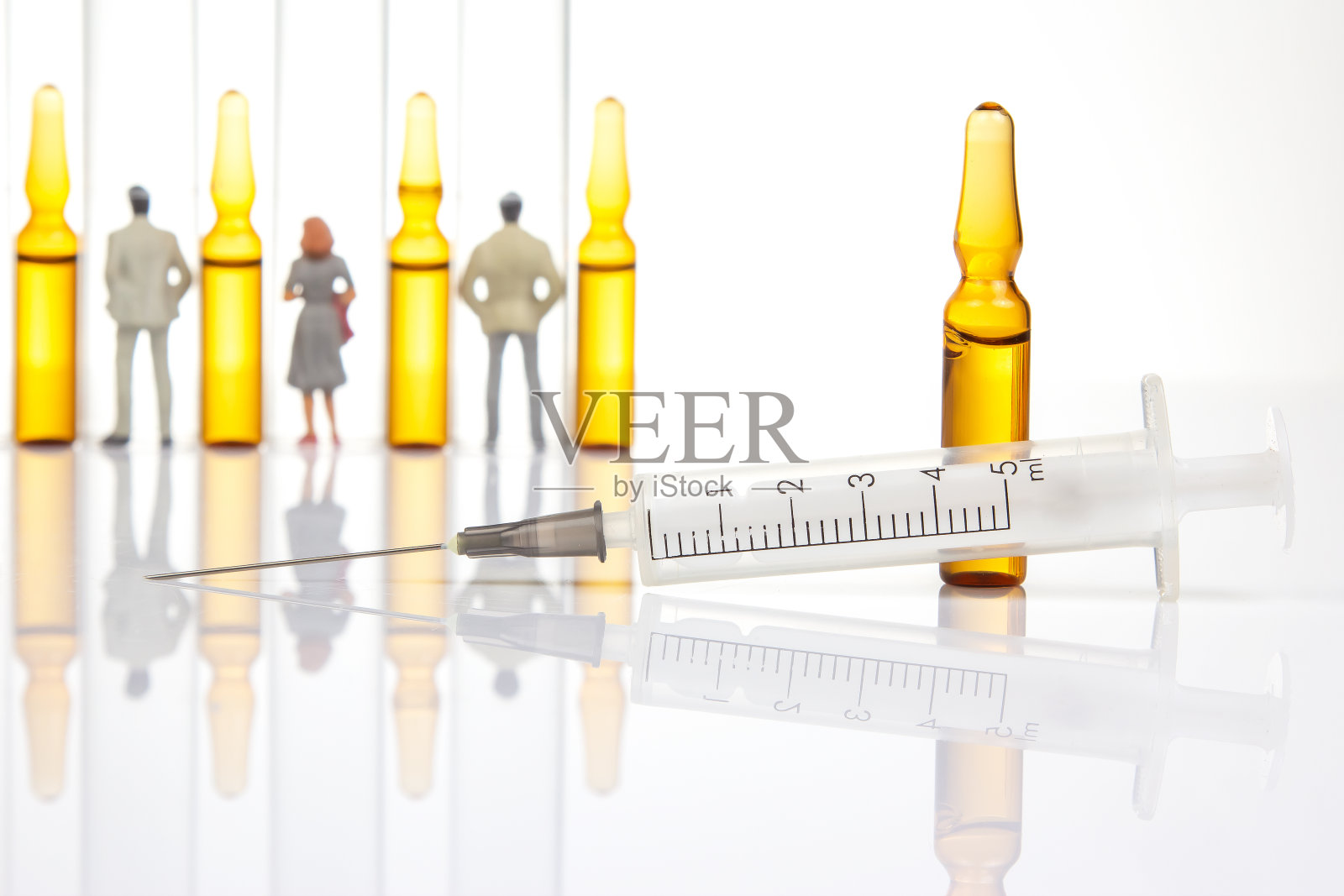 微型的人。人们站在医用安瓿和注射器附近。接种疫苗和医疗的概念生活在人们的社会中。照片摄影图片