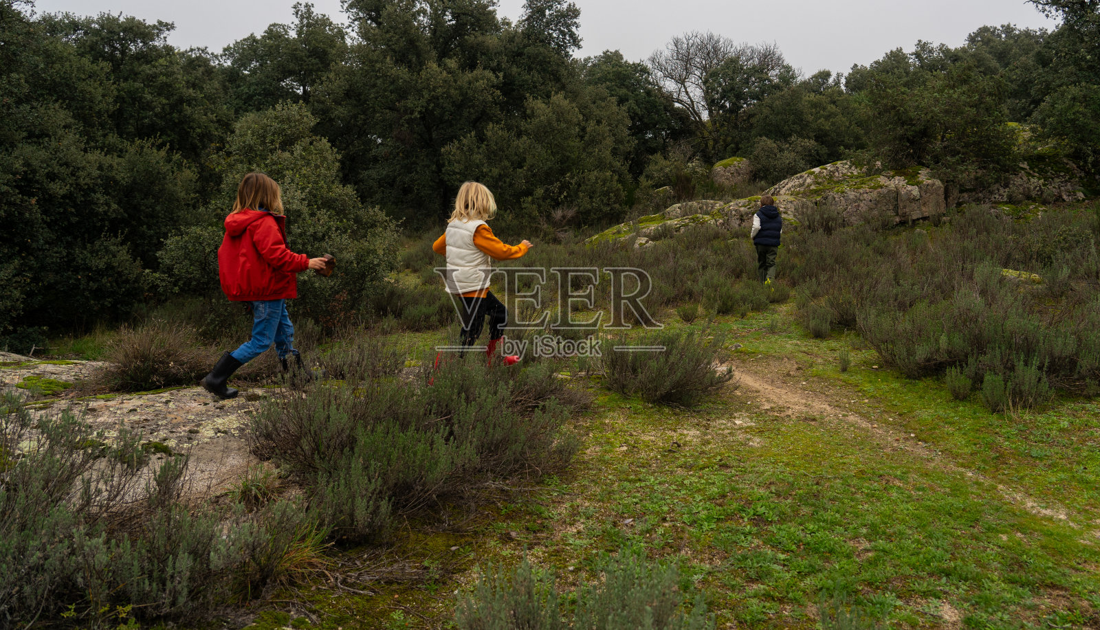 孩子们在大自然中自由奔跑照片摄影图片