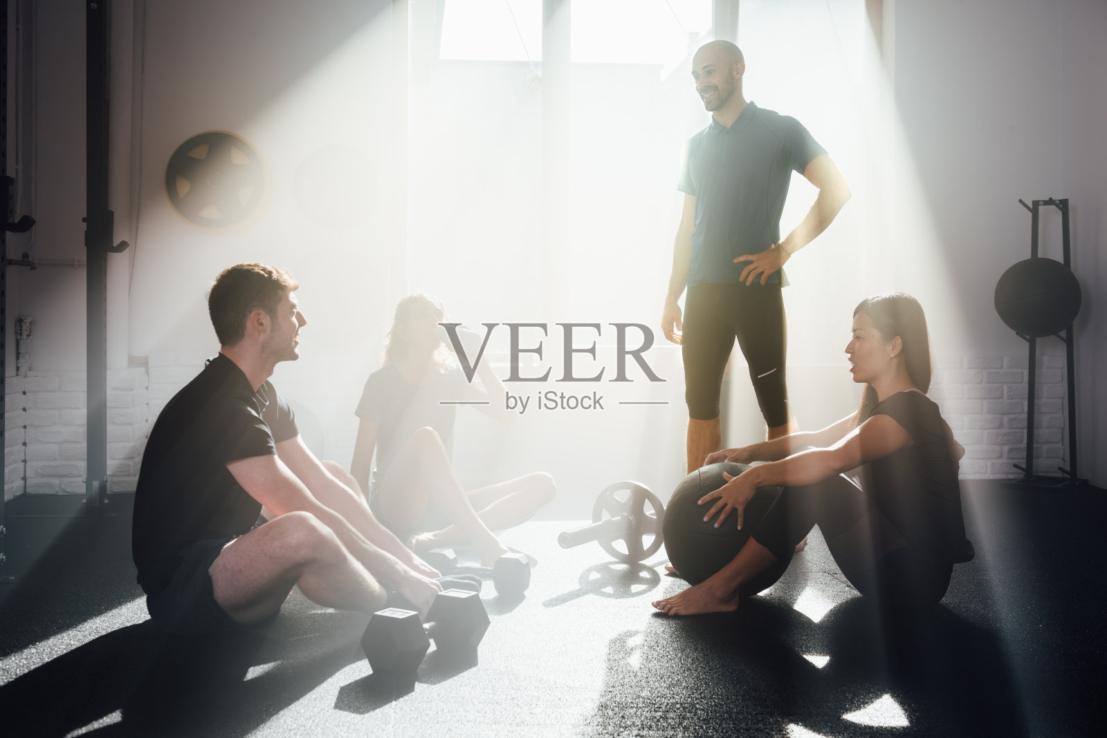 一群人在健身房照片摄影图片