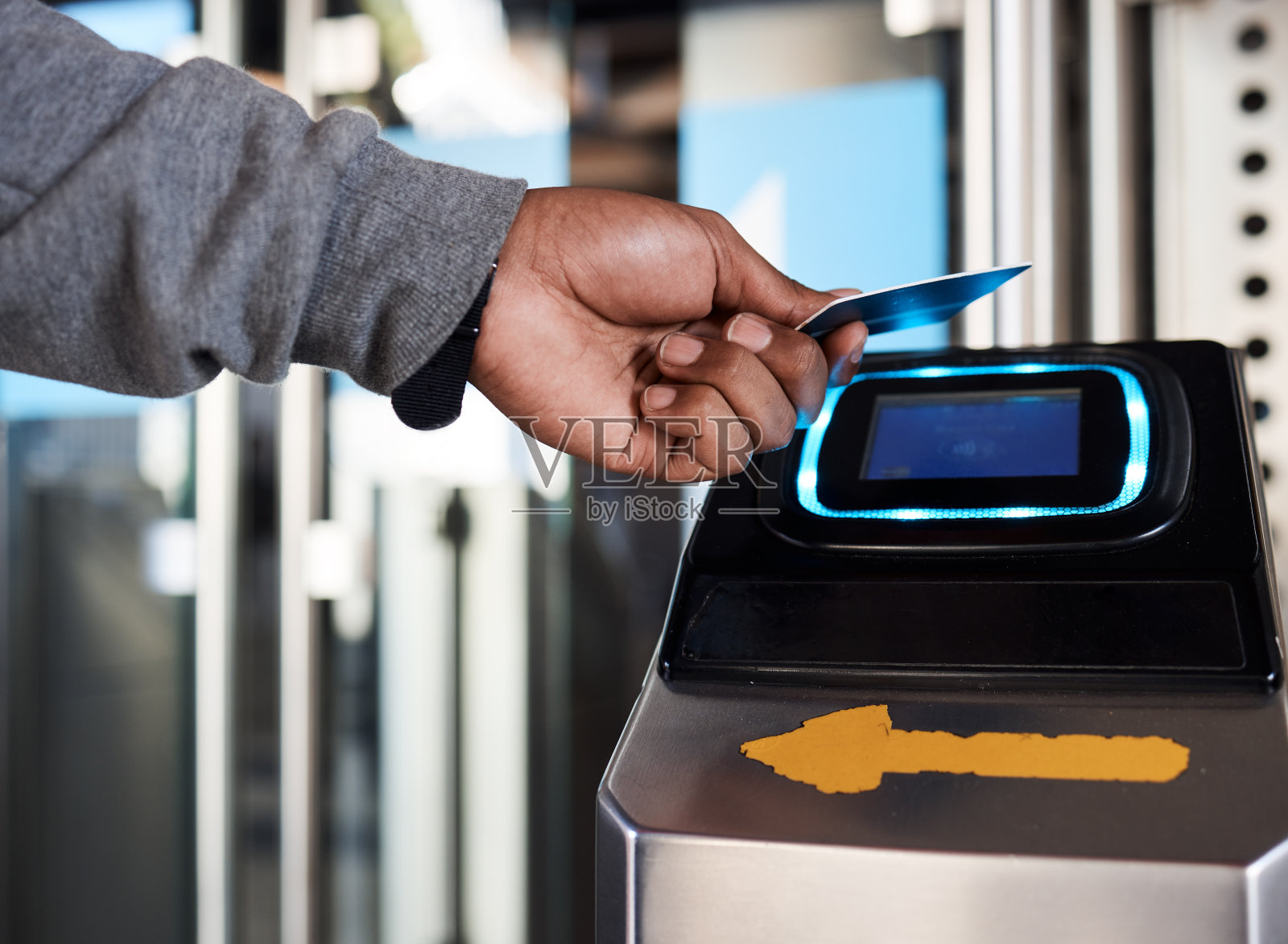 手握、旅行和公交卡支付、数字银行技术或金融服务。地铁出行特写、扫描和交通终端机，火车信用或公共通勤货币照片摄影图片