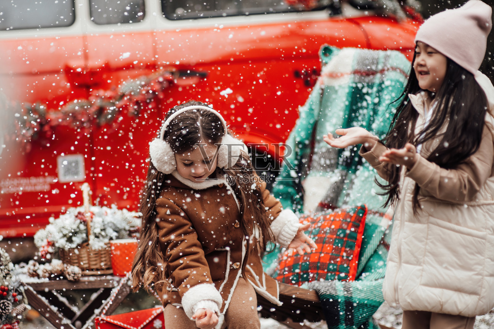 冬日圣诞节，小女孩在户外的第一场雪中欢欣鼓舞照片摄影图片