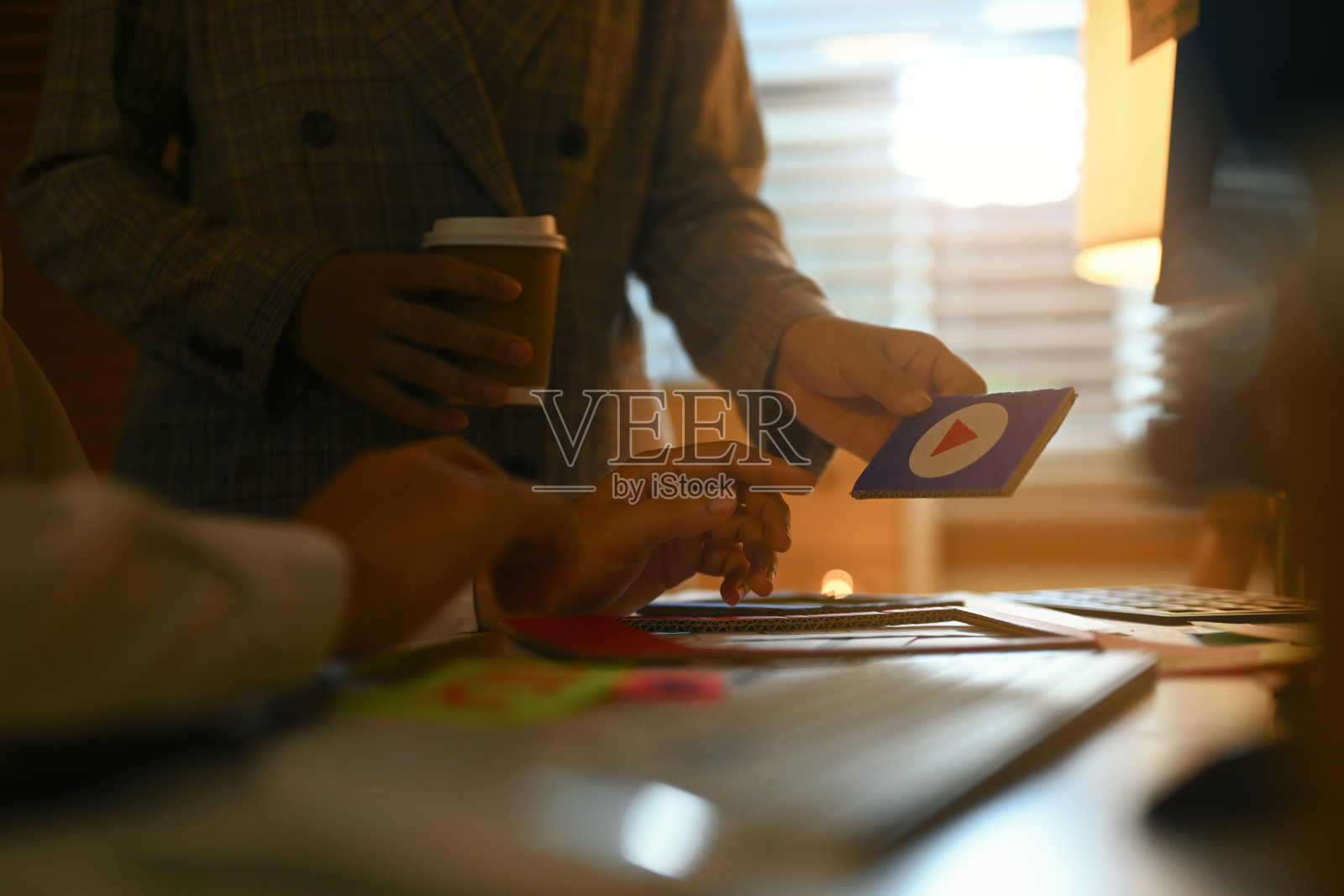 创意设计师在办公室为网页手机规划应用程序流程开发原型线框图。照片摄影图片