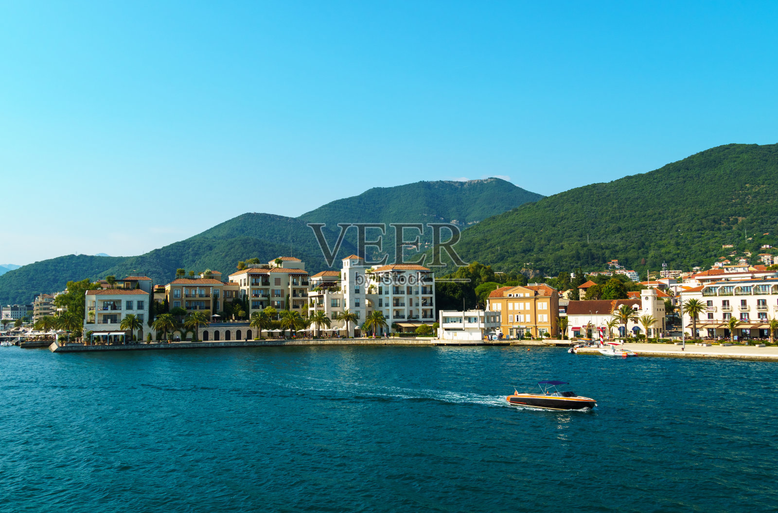 海景，在黑山的游轮上看到的科托尔湾，阳光明媚的一天，沿海的山脉和小镇，夏日旅行的概念照片摄影图片