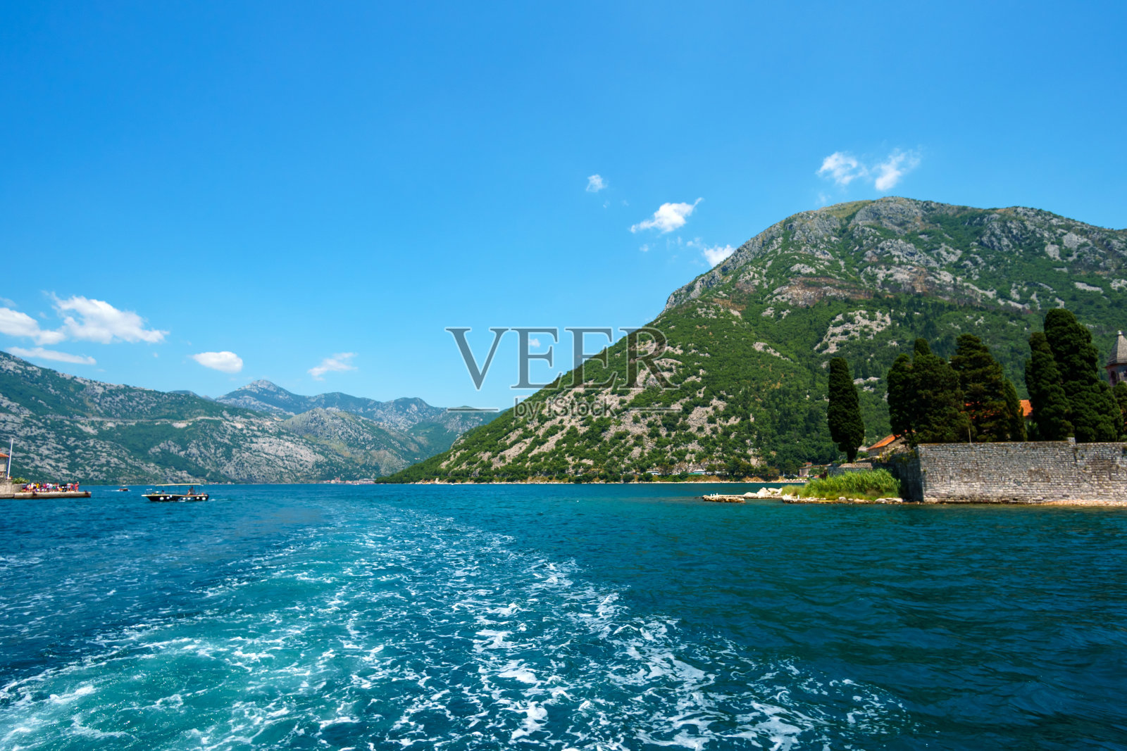 游艇之旅在黑山的科托尔湾，阳光明媚的一天，群山和棕榈树，旅行照片摄影图片