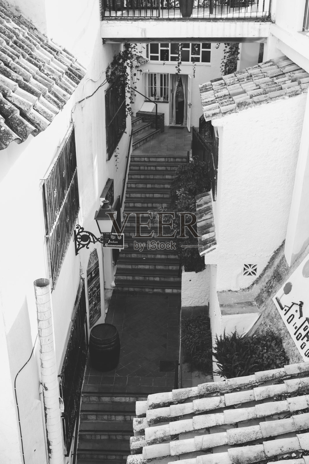 欧洲西班牙米哈斯市的一条小街道。黑白街头摄影。照片摄影图片