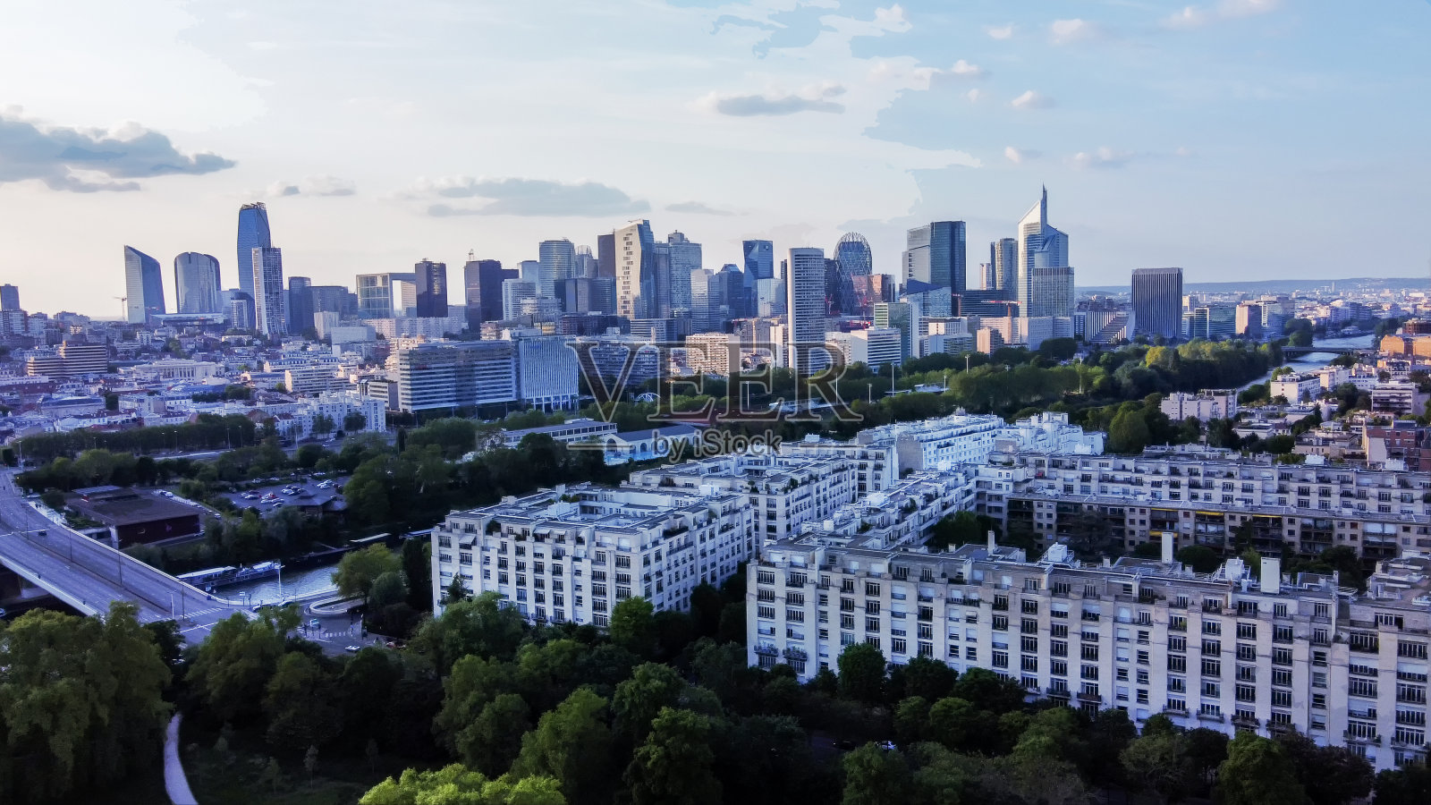 从巴黎布洛涅森林边缘的无人机视图照片摄影图片