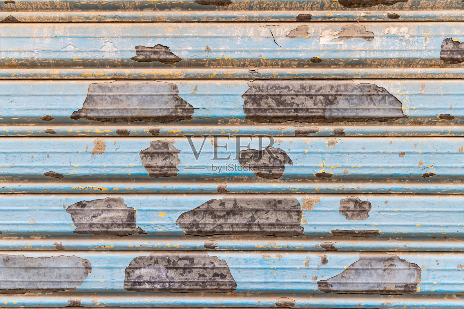 突尼斯一扇金属门上的油漆剥落。照片摄影图片