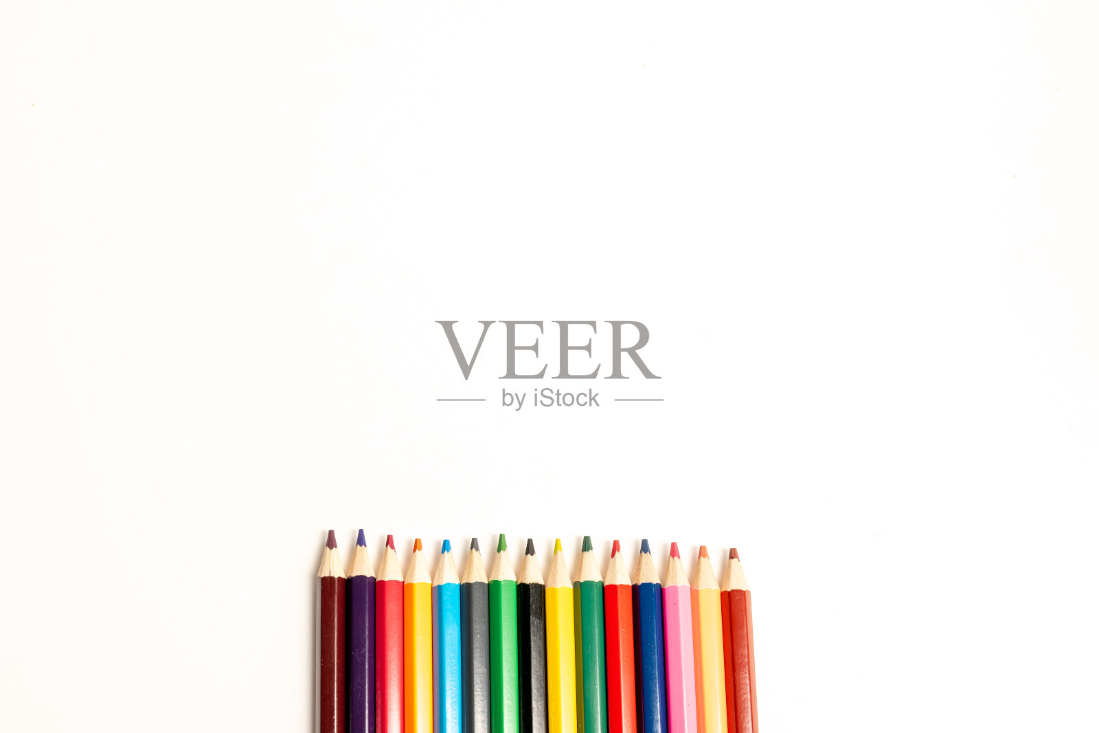 彩色铅笔在白色的背景上与背景照片摄影图片