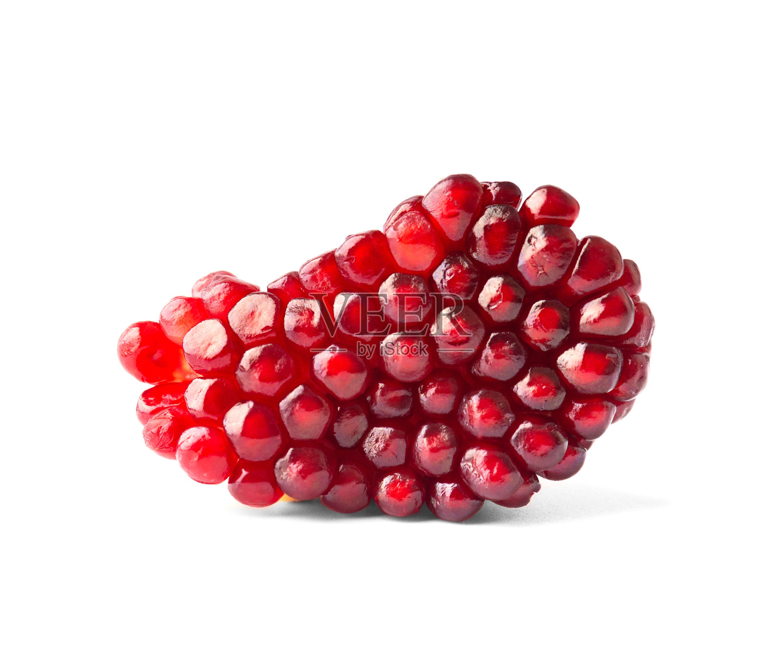 去皮的石榴片，白色背景上有大颗粒。照片摄影图片