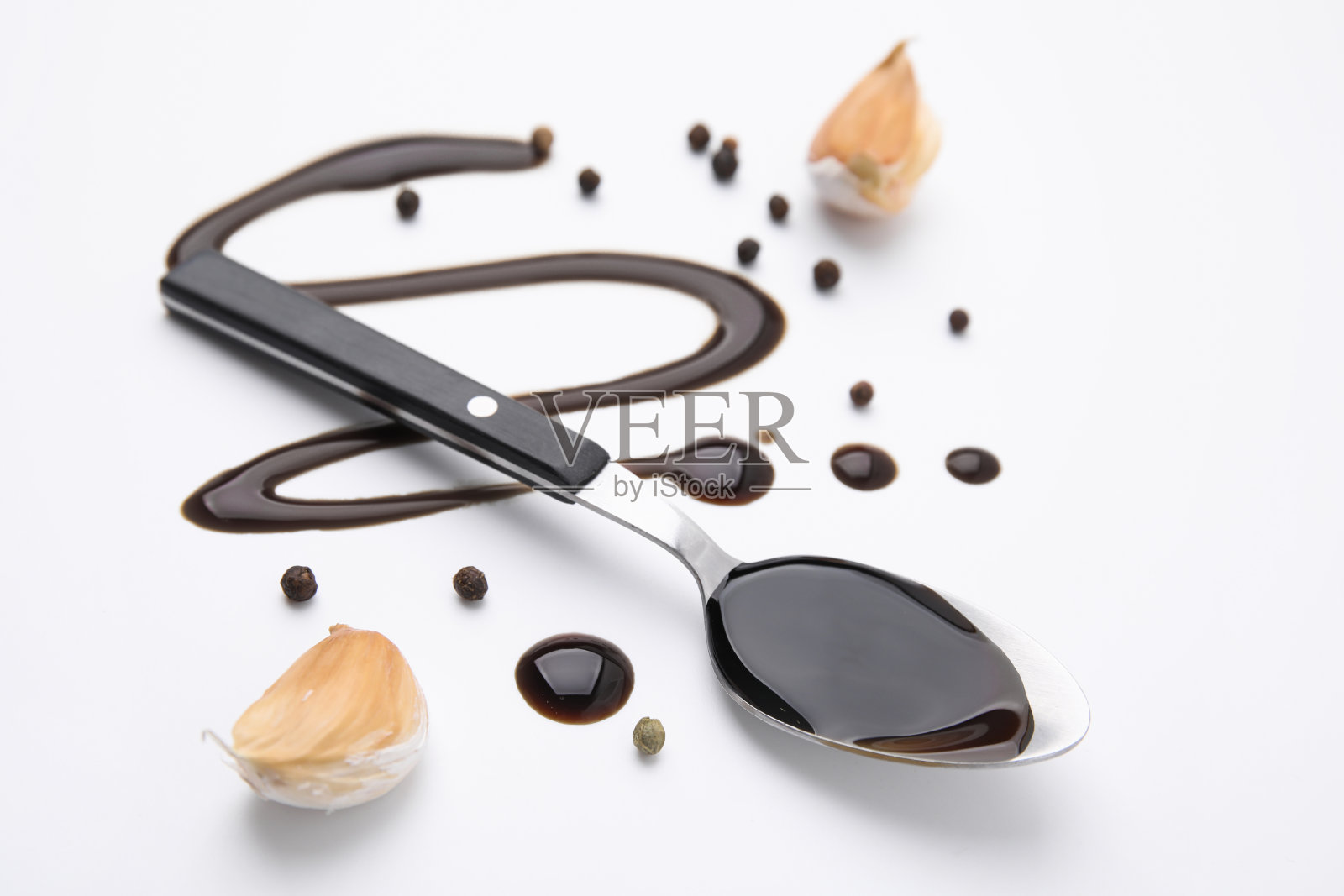 白色背景上的有机香醋和烹饪原料照片摄影图片