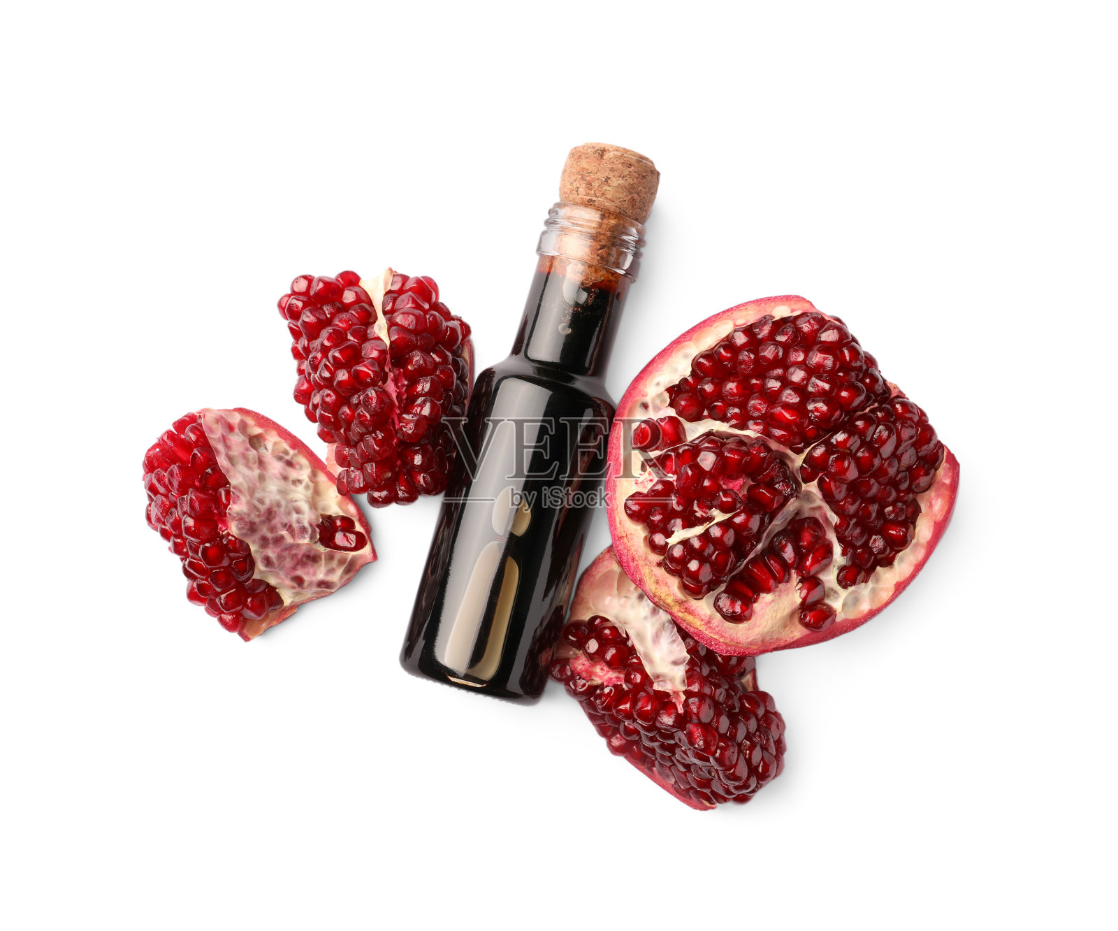 一瓶石榴酱和新鲜成熟的水果在白色的背景，俯视图照片摄影图片