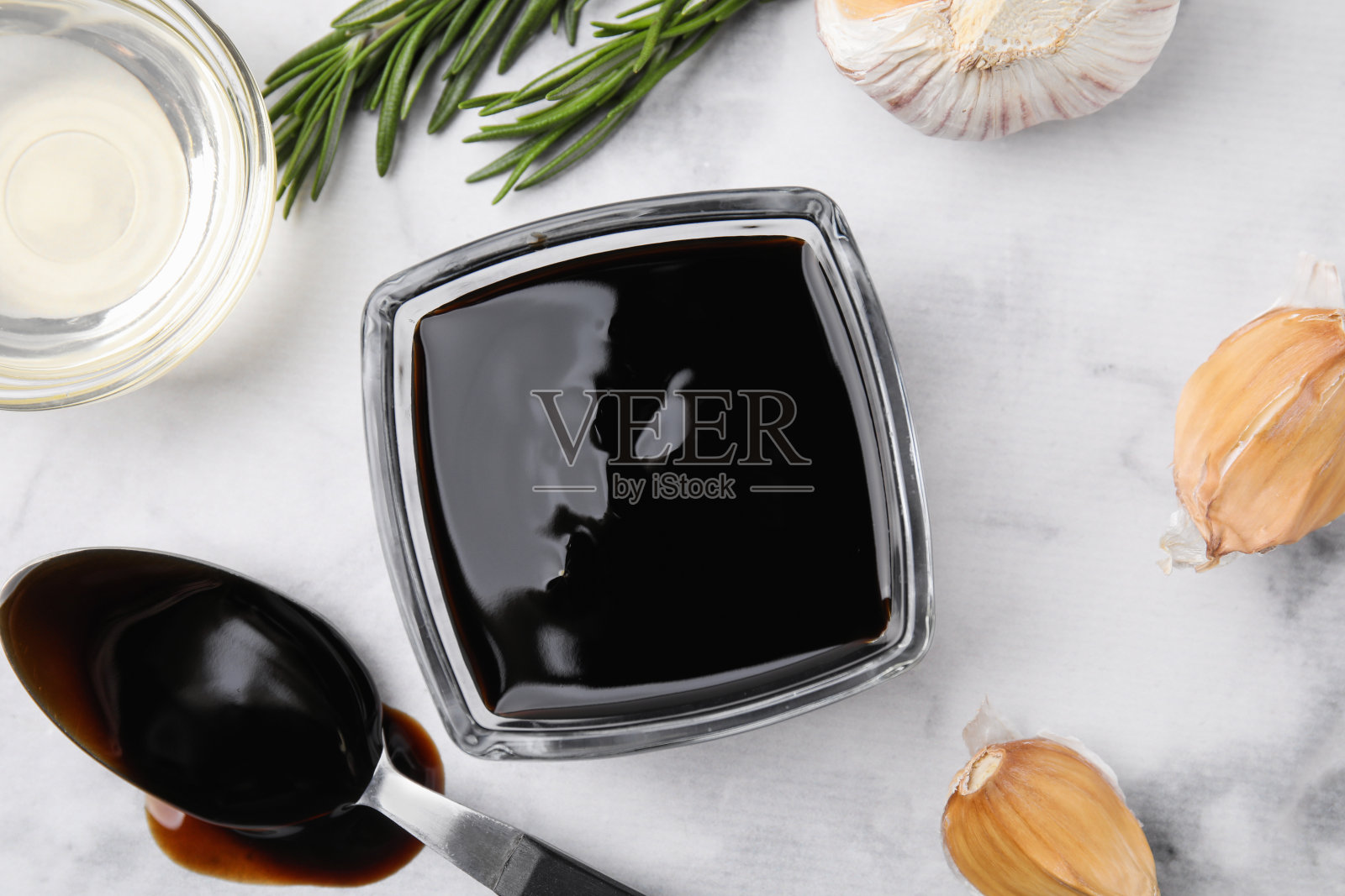 有机香醋和烹饪材料放在白色的桌子上，平放照片摄影图片