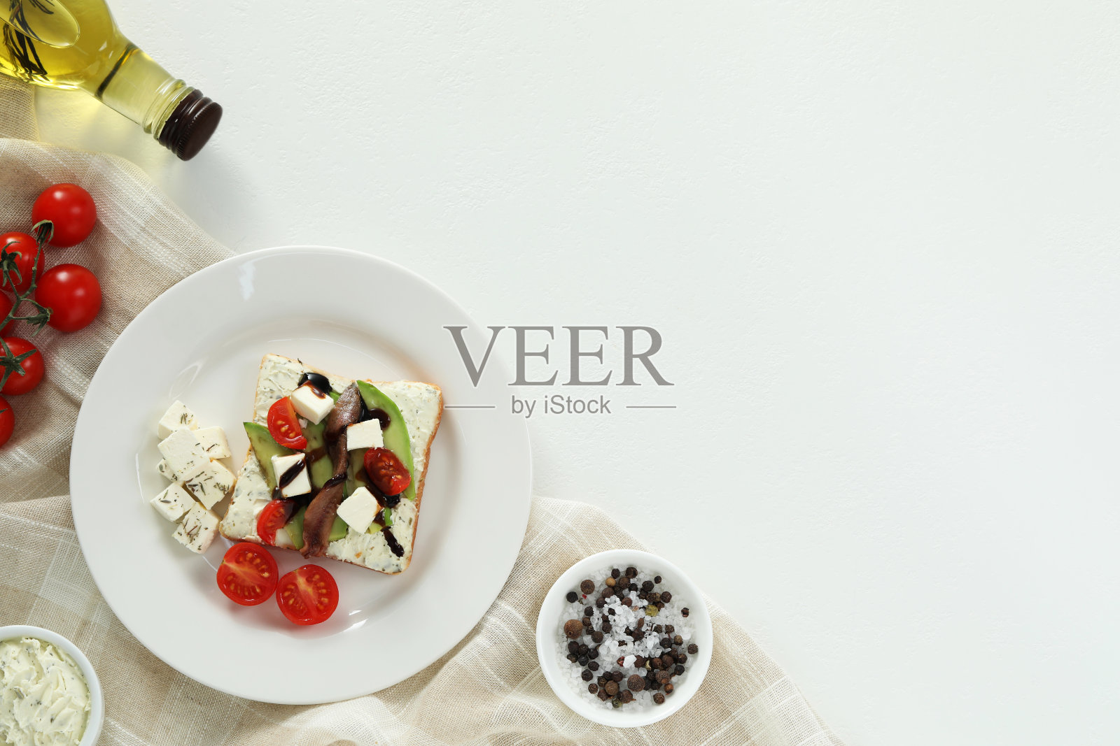 美味的三明治与凤尾鱼，奶酪和番茄在白色的桌子上，平铺。文本空间照片摄影图片