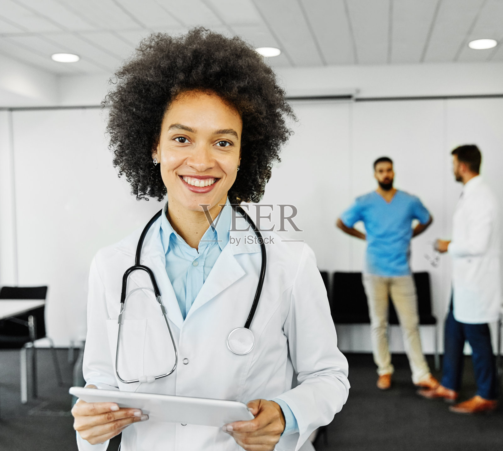 医生护士肖像男医院组队队服健康黑人非裔美国人微笑的平板电脑诊所医学快乐的女性职业团队护理照片摄影图片