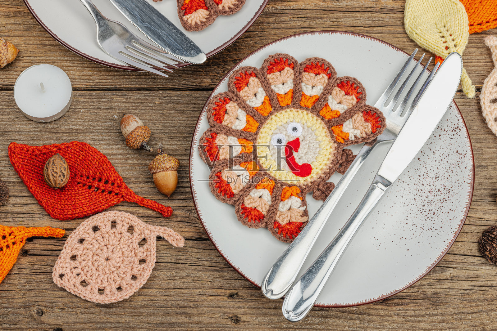 秋天的餐桌摆设。感恩节餐具，传统的秋季装饰，平放。节日温馨心情照片摄影图片