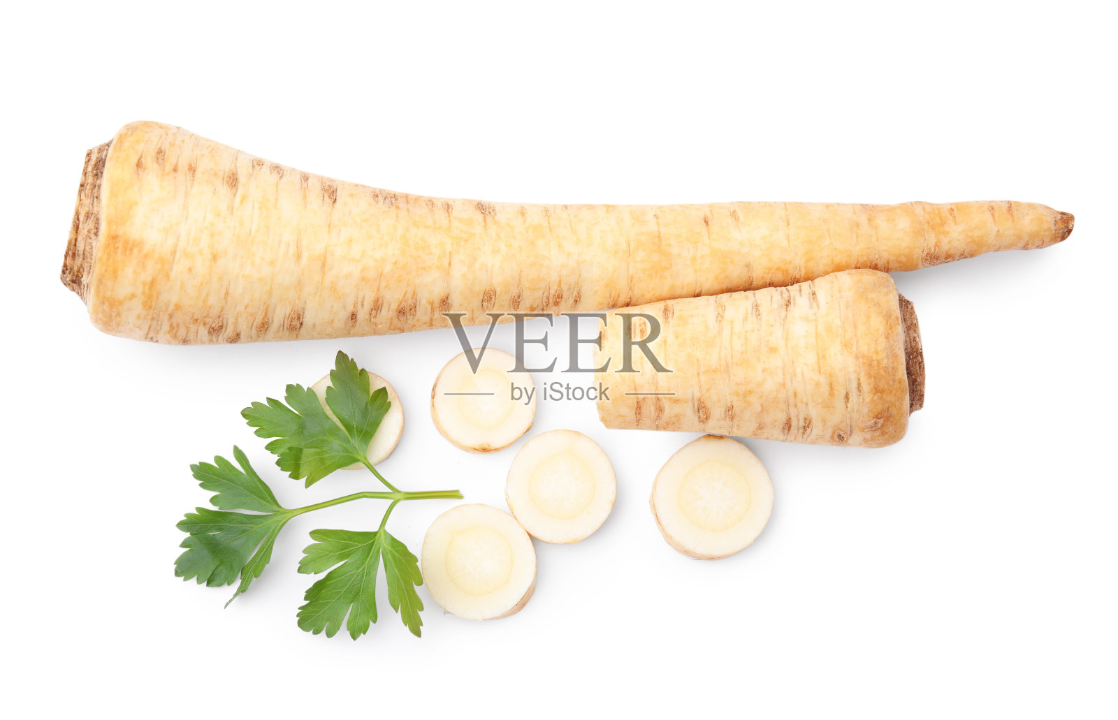 整个和切生欧芹根，新鲜草本孤立在白色，俯视图照片摄影图片