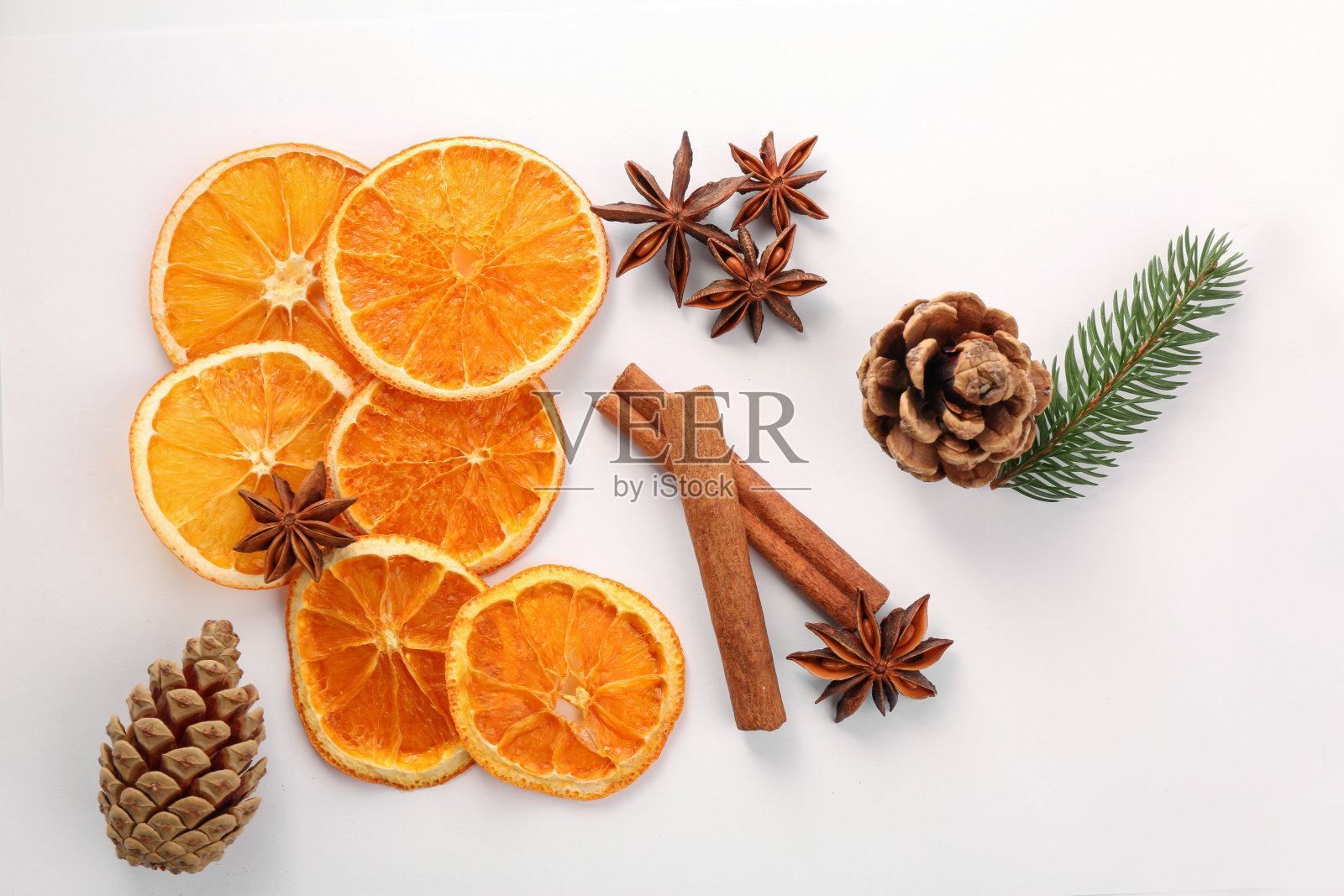 白色背景上的干橙片，八角和肉桂棒的平面构图照片摄影图片