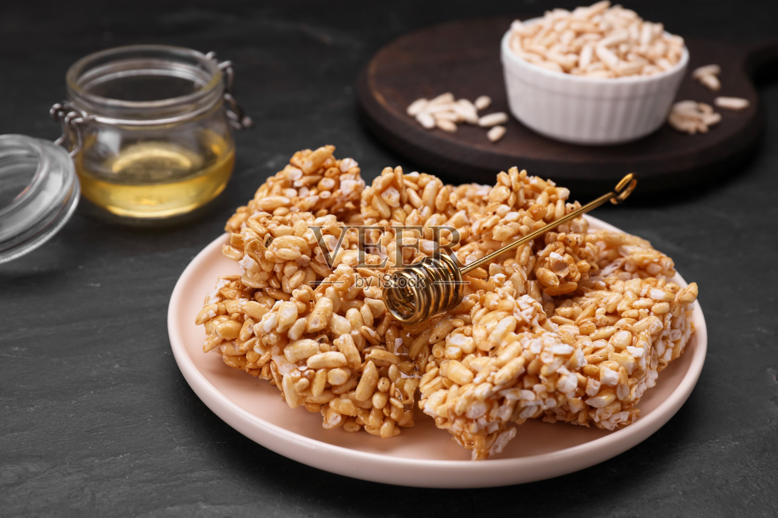 黑桌上的泡米(kozinaki照片摄影图片