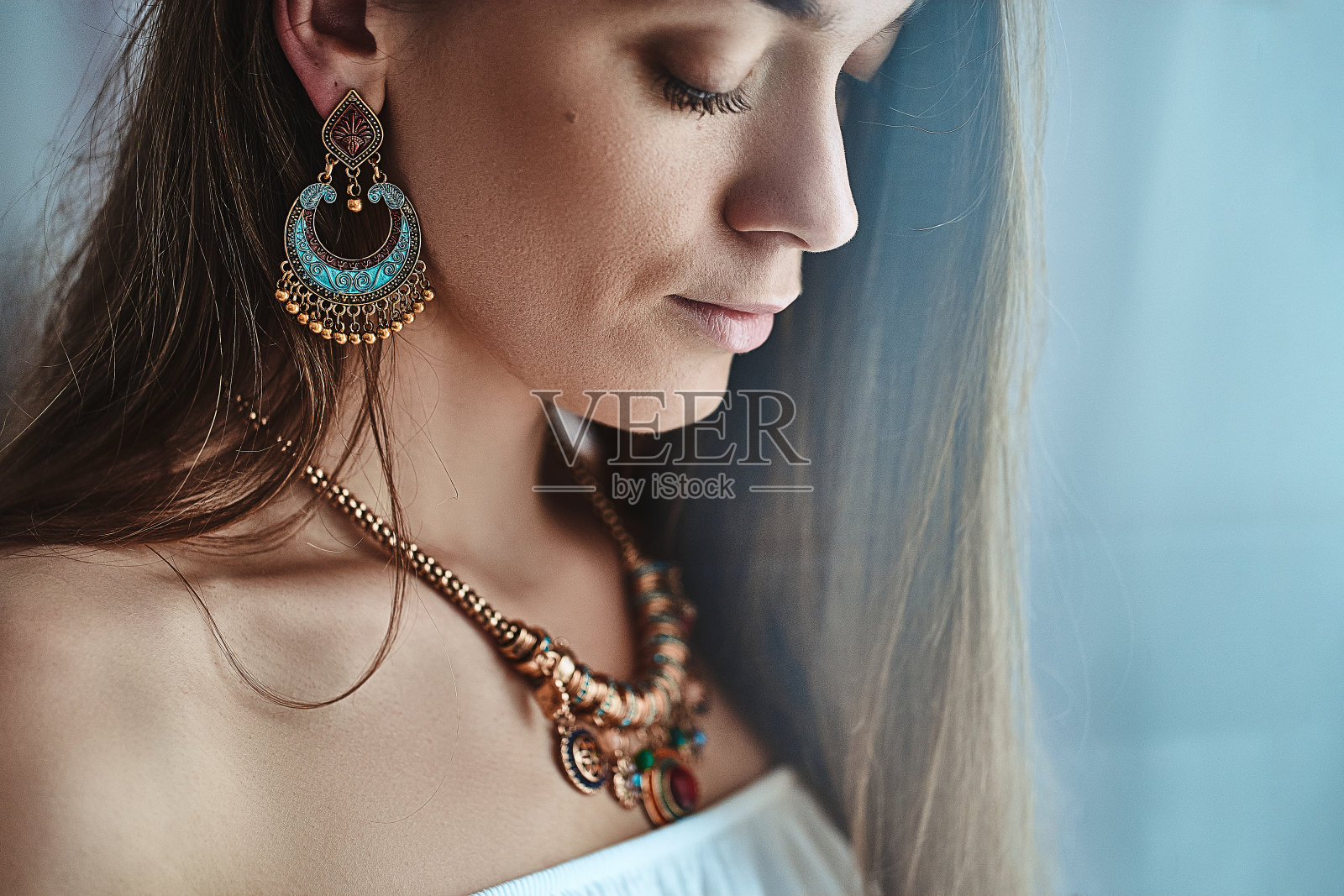 肖像的时尚感性美丽的黑发波西米亚别致的女人与大耳环和项链。时尚的印度嬉皮士吉普赛波西米亚服装与珠宝细节照片摄影图片