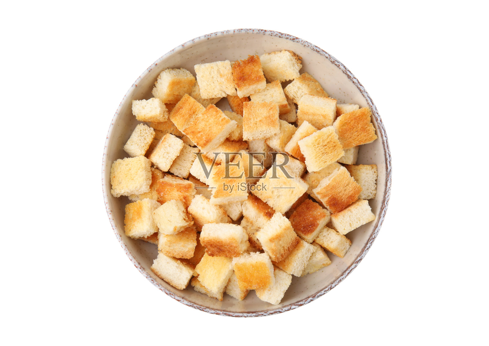 白色背景的碗中美味酥脆的面包丁，俯视图照片摄影图片