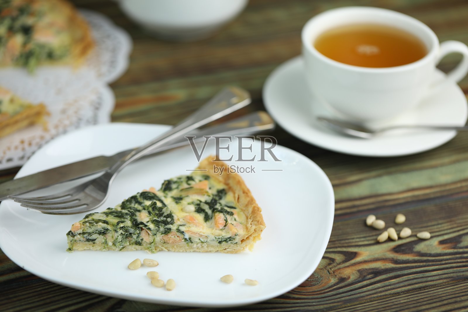 三文鱼松子乳蛋饼照片摄影图片