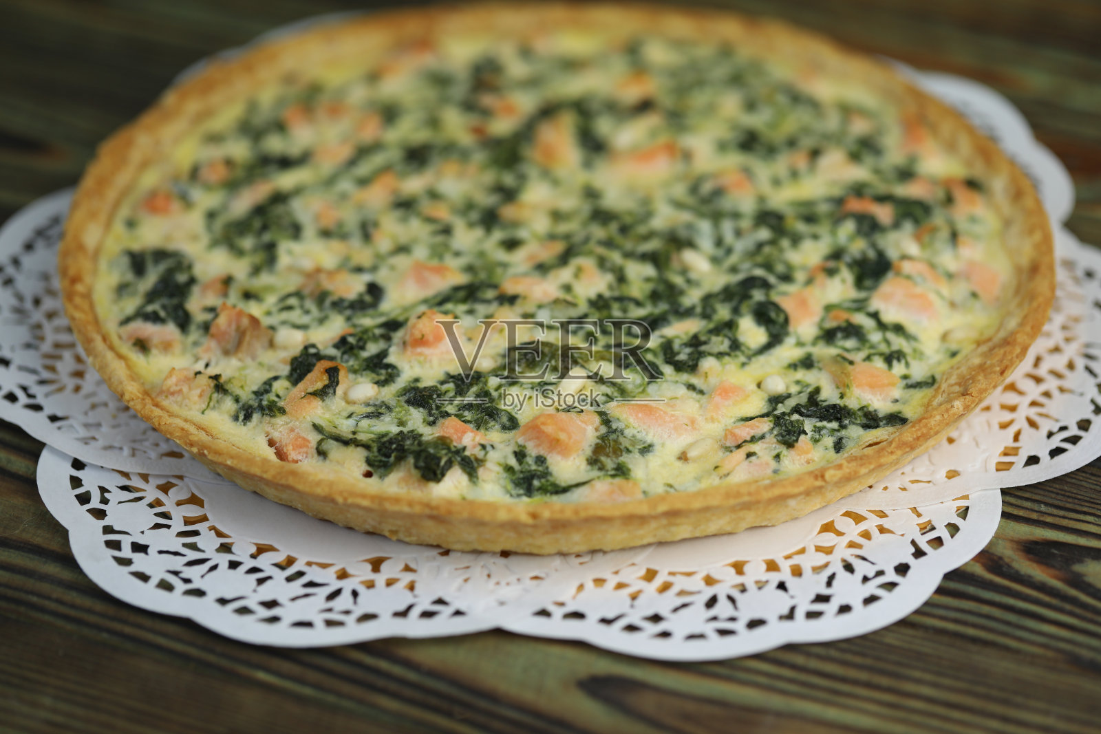 三文鱼松子乳蛋饼照片摄影图片