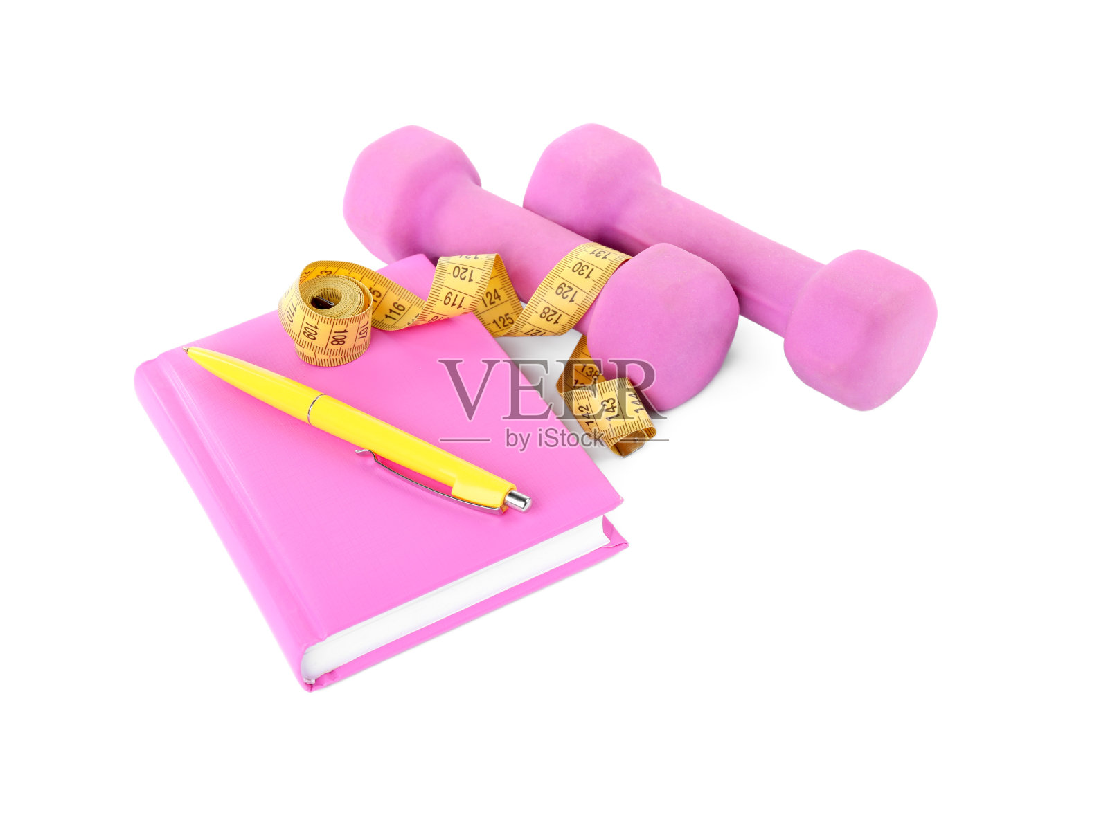 哑铃，笔记本和卷尺隔离在白色。减肥概念照片摄影图片