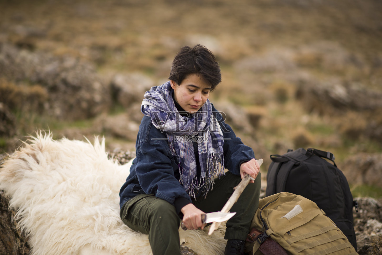 年轻女子去山里旅行，拍照照片摄影图片
