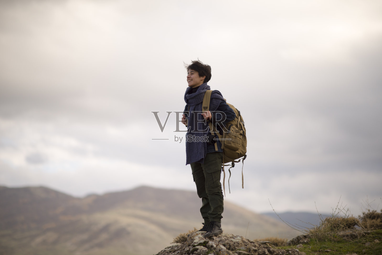 年轻女子去山里旅行，拍照照片摄影图片