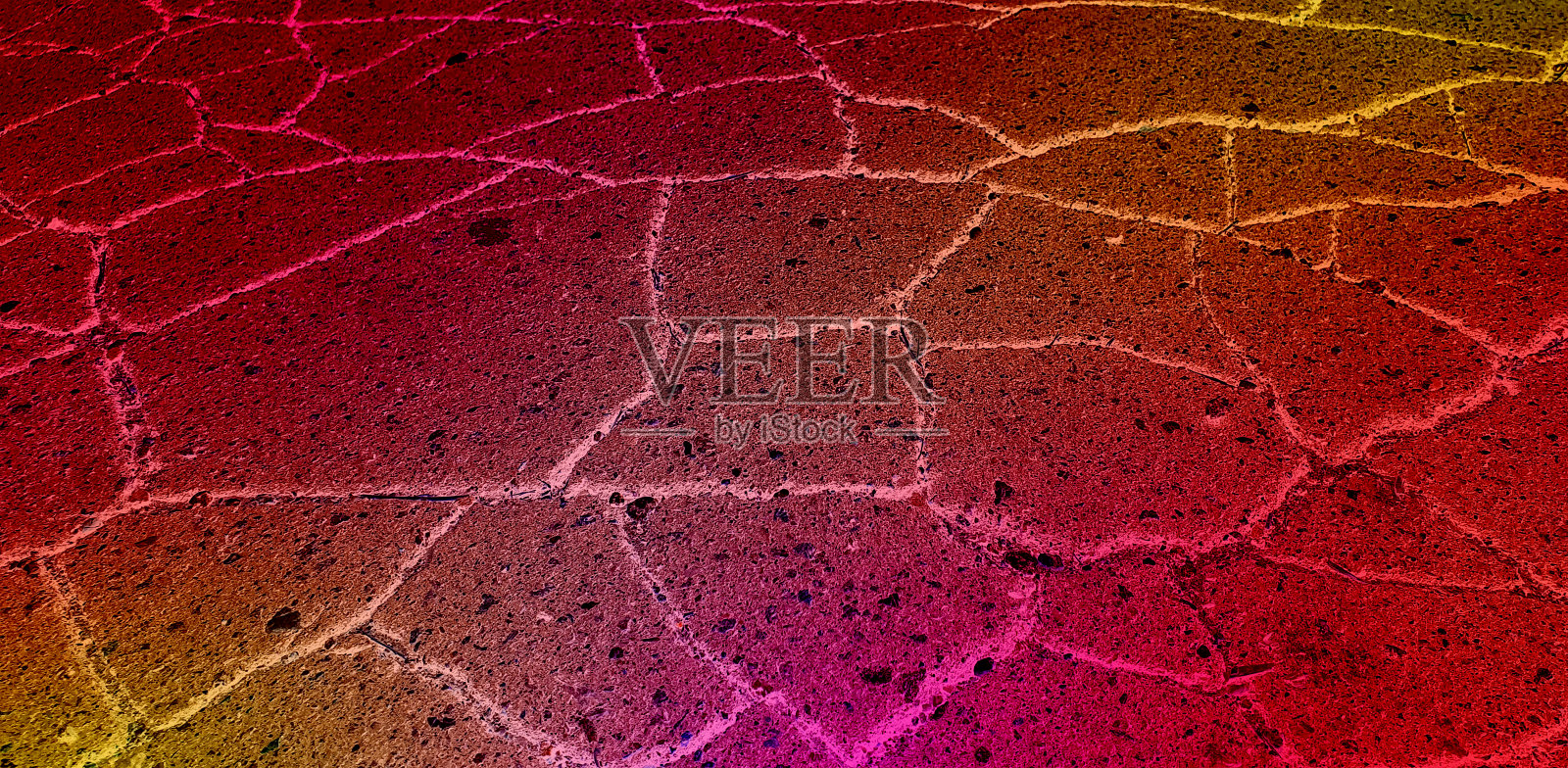 有裂缝的红黄橙热沥青。独特的颗粒状背景的网站横幅。桌面的设计。大而宽的模板、图案颜色渐变，渐变，模糊照片摄影图片