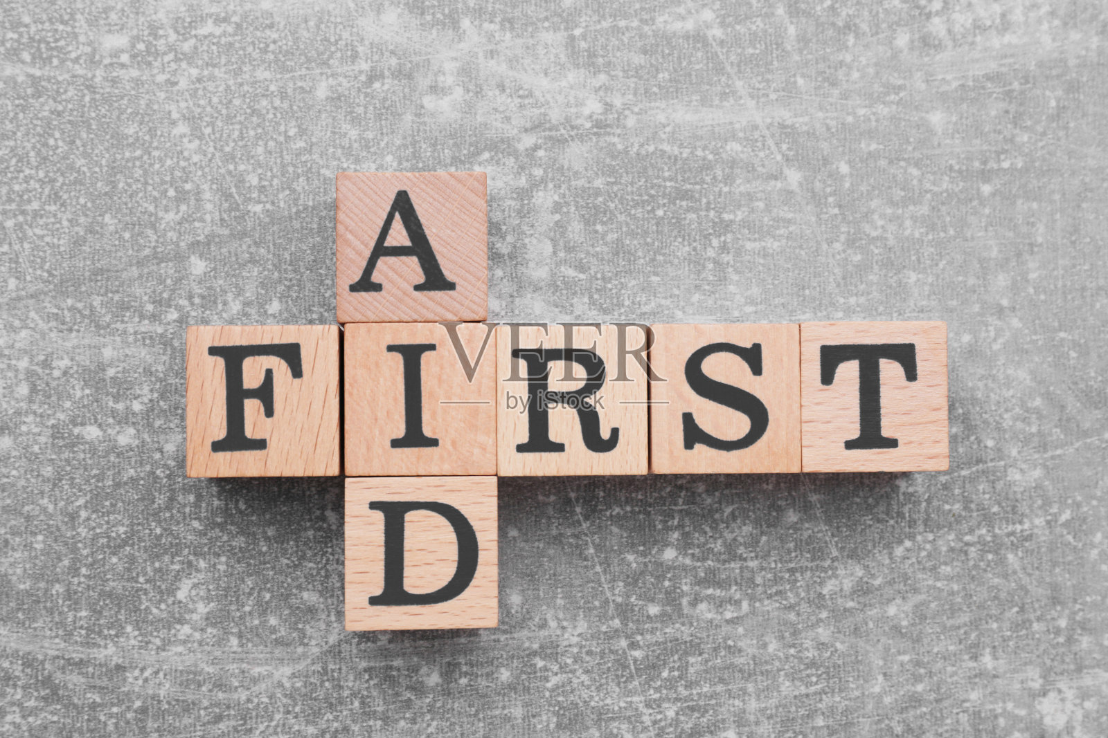 在浅灰色的桌子上，由木制立方体制成的急救设备，俯视图照片摄影图片