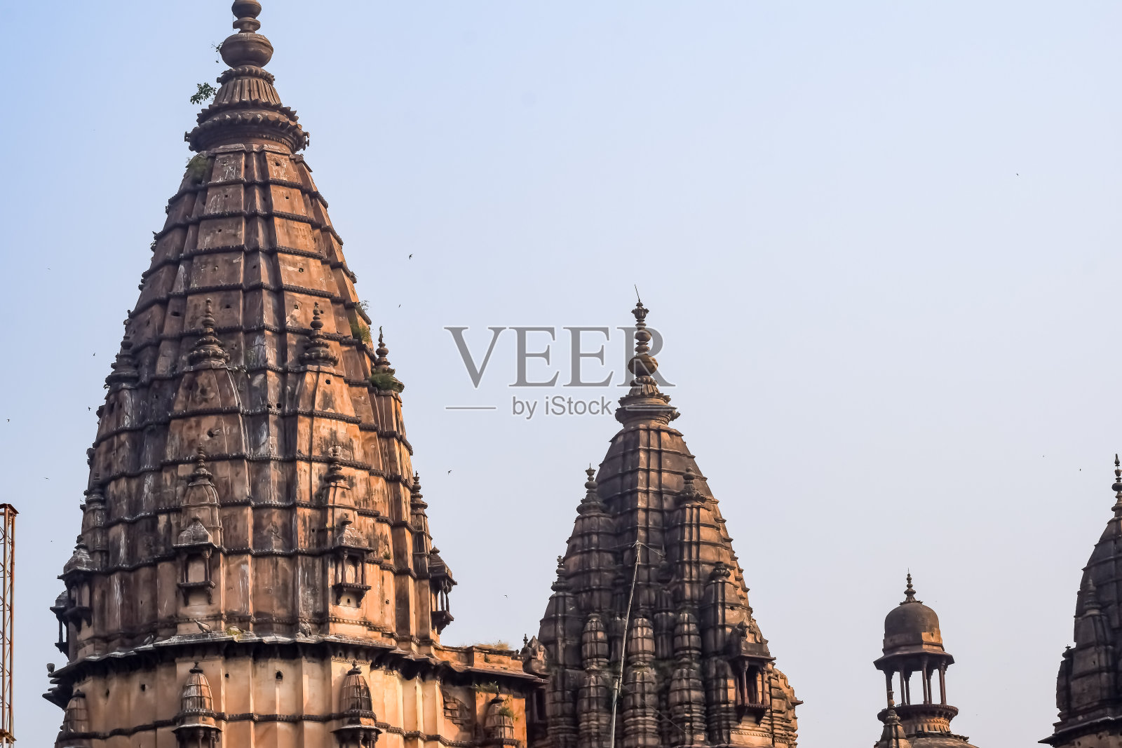 从中央邦奥查的贾汗吉尔泰姬陵俯瞰奥查宫殿堡垒、拉贾玛哈和查图布吉神庙的美景。印度中央邦奥查的贾汗吉尔玛哈(奥查堡)是印度的考古遗址照片摄影图片