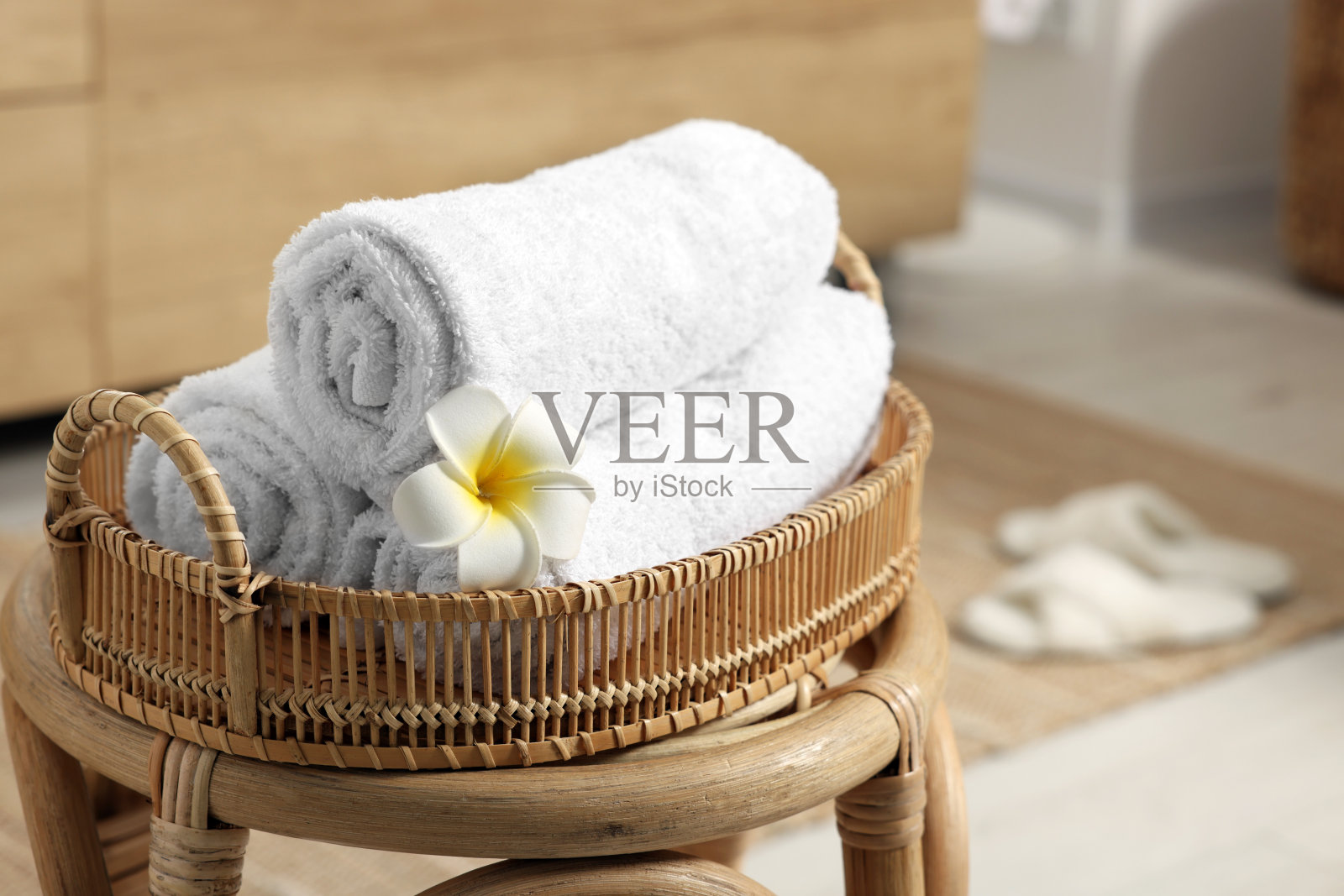 浴室里的柳条凳上卷着毛巾。文本空间照片摄影图片